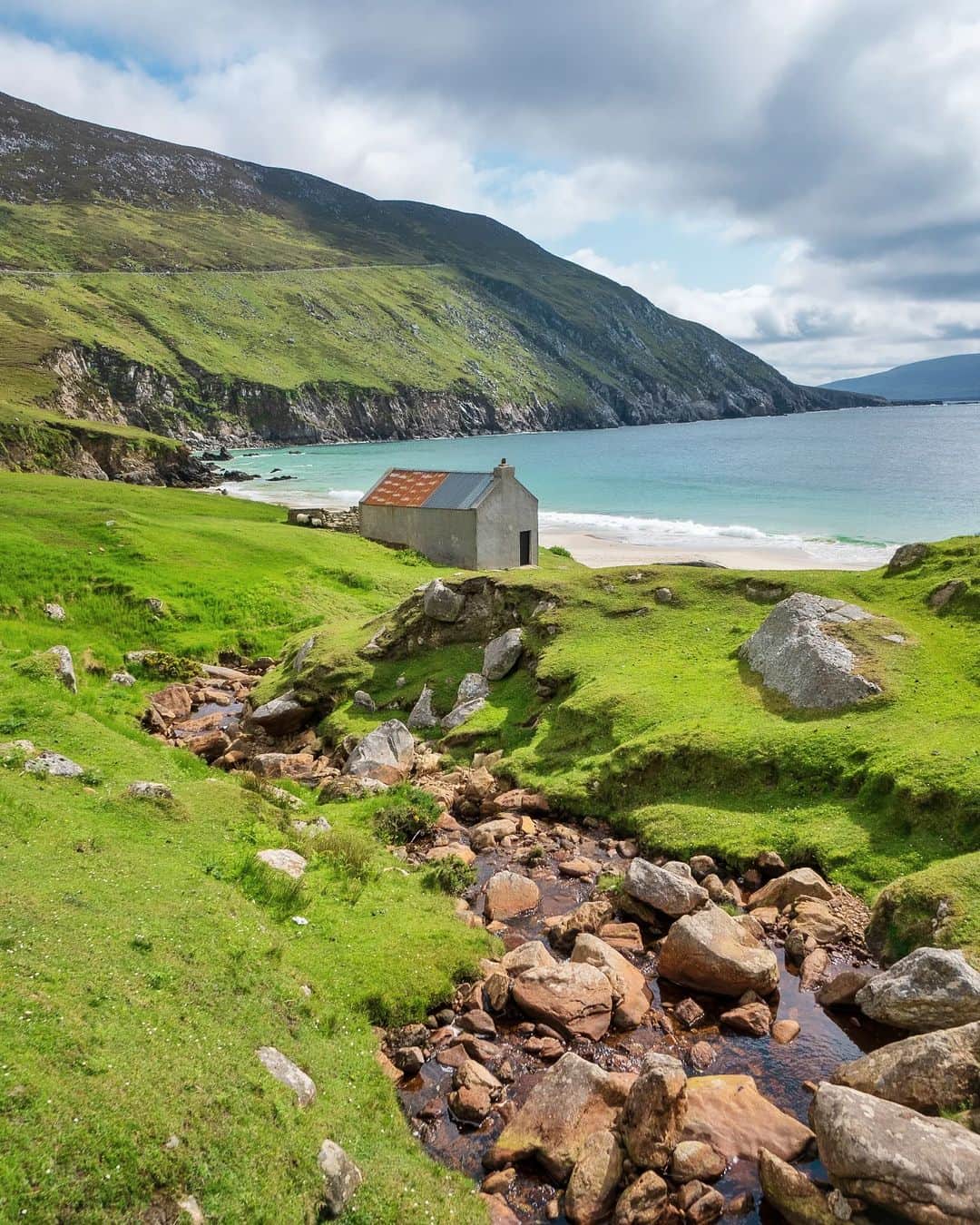 Rich McCorさんのインスタグラム写真 - (Rich McCorInstagram)「ad| The Ring of Kerry is a famous part of the @thewildatlanticway taking in the coastal views, but it’s well worth adding in the Gap of Dunloe into the trip too. It cuts across County Kerry taking in some beautiful winding roads (this was shot at the Head of the Gap of Dunloe) as well as the Wishing Bridge (second photo in the carousel) and past the peaceful Auger Lake. A few other earlier stops on this trip from County Galway and County Mayo are in the carousel– Keem Bay, The Blackrock Diving Board (just outside Galway) and the incredible Dún Briste Sea Stack @TourismIreland @thewildatlanticway #WildAtlanticWay #FillYourHeartWithIreland」8月9日 20時32分 - paperboyo