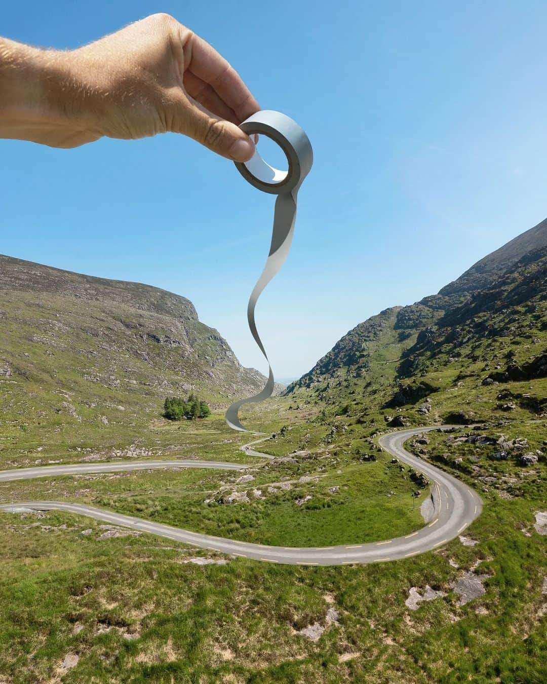 Rich McCorのインスタグラム：「ad| The Ring of Kerry is a famous part of the @thewildatlanticway taking in the coastal views, but it’s well worth adding in the Gap of Dunloe into the trip too. It cuts across County Kerry taking in some beautiful winding roads (this was shot at the Head of the Gap of Dunloe) as well as the Wishing Bridge (second photo in the carousel) and past the peaceful Auger Lake. A few other earlier stops on this trip from County Galway and County Mayo are in the carousel– Keem Bay, The Blackrock Diving Board (just outside Galway) and the incredible Dún Briste Sea Stack @TourismIreland @thewildatlanticway #WildAtlanticWay #FillYourHeartWithIreland」