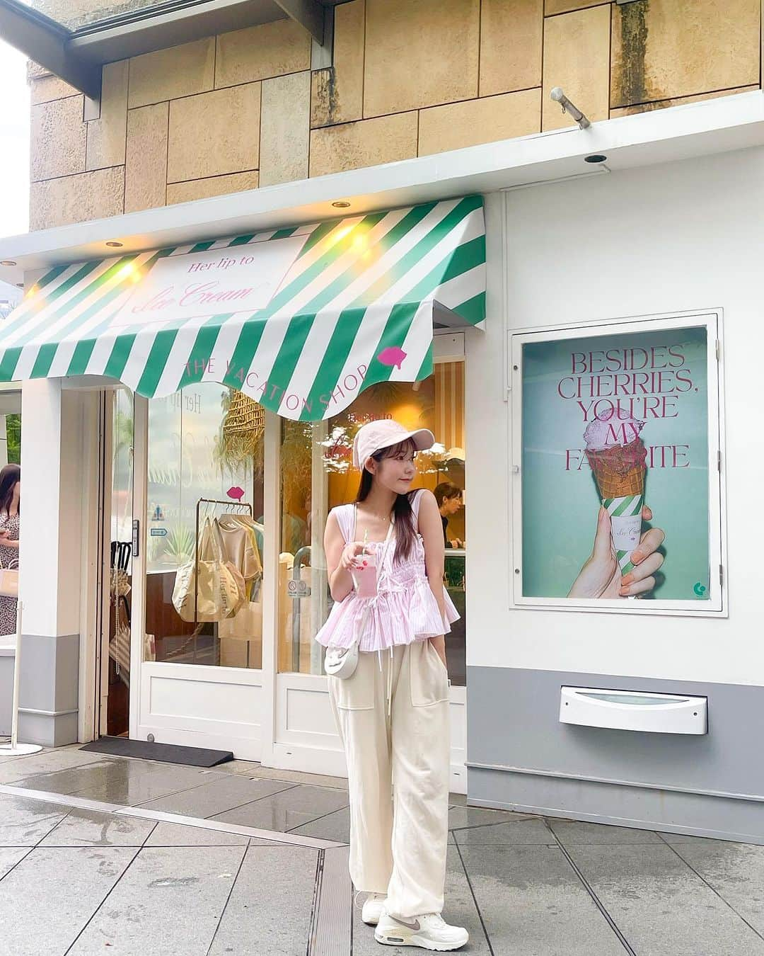 tomomi ❤︎ よしはしともみ ❤︎さんのインスタグラム写真 - (tomomi ❤︎ よしはしともみ ❤︎Instagram)「. . . 　　Her lip to Ice Cream THE VACATION SHOP / 📍六本木ヒルズ . . . こじはる様の @herlipto_icecream の 期間限定アイスクリームショップ🍨やっといけた🫶🏻 . . キャップかぶってストライプコーデして 気分はアイスクリームの店員さん👱🏻‍♀️🫧 . . . コーディネート トップス　@furfur_official ボトムス　@snidel_official シューズ　@niketokyo キャップ　@furfur_official バッグ　　@celine . . . ------------------------------------------------------ ☕️ Her lip to Ice Cream THE VACATION SHOP 𝐀𝐝𝐝𝐫𝐞𝐬𝐬：六本木ヒルズ ヒルサイド 2F ヒルズ ボックス アクセス：東京都港区六本木6-10-1 六本木ヒルズ ヒルサイド 2F 𝐀𝐜𝐜𝐞𝐬𝐬：東京メトロ 日比谷線 「六本木駅」1出口（徒歩約0分、コンコースにて直結） 都営地下鉄 大江戸線「六本木駅」3出口（徒歩約4分） 𝐇𝐨𝐮𝐫：2023年7月22日(土)〜8月20日(日)  11:00〜20:00（L.O. 19:30）、金土・祝前日は11:00〜21:00（L.O. 20:30） -------------------------------------------------------- . . . . #herlipto #herliptocafe #herliptoicecream #roppongi #ハーリップトゥー #ハーリップトゥ #スナイデル #ファーファー #ナイキ #ナイキスニーカー #セリーヌ #スニーカーコーデ #東京カフェ #六本木カフェ #アイスクリーム部 #アイスクリーム #カフェ巡り #カフェ巡り東京」8月9日 20時44分 - tomomi_yoshihashi