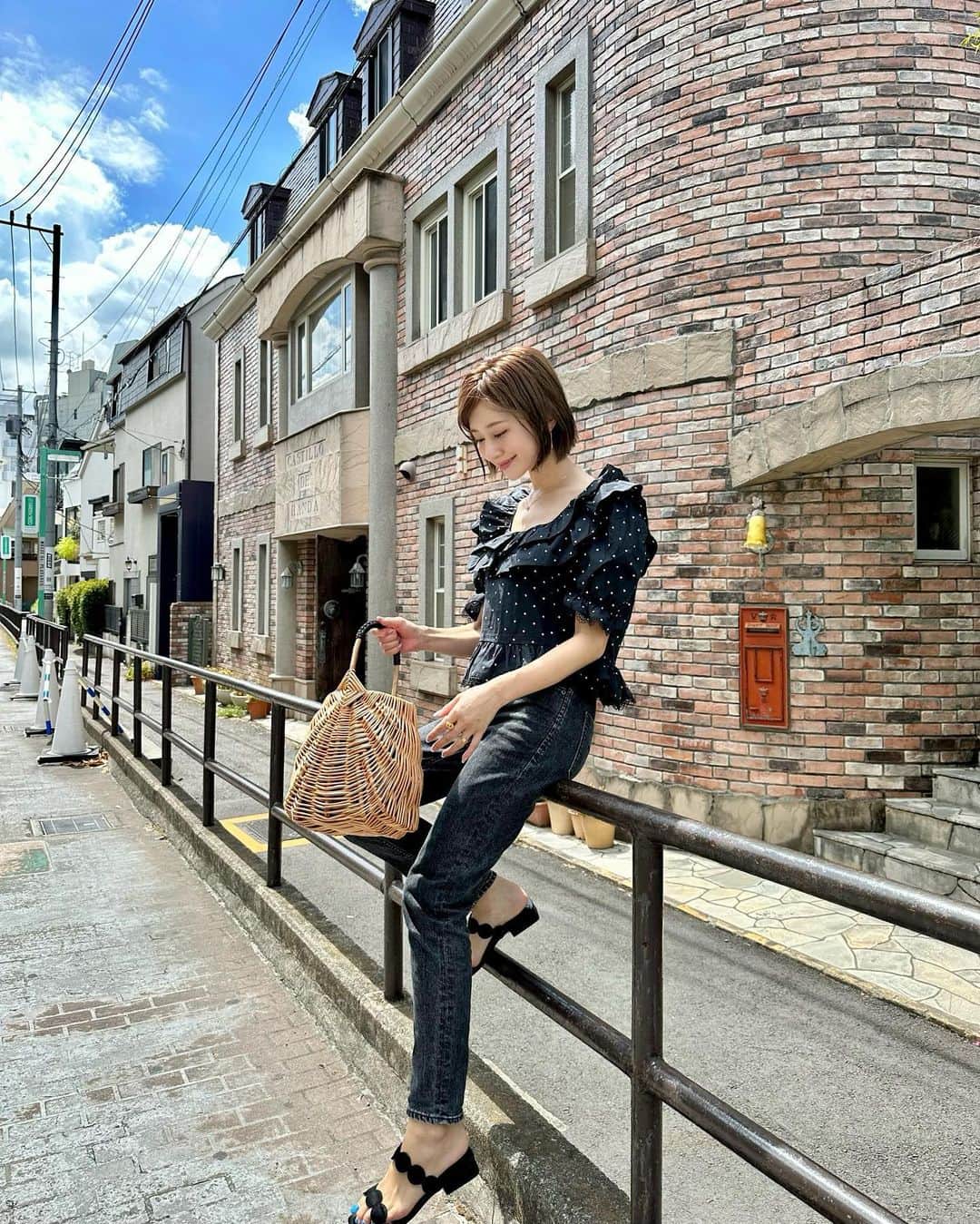 水野佐彩のインスタグラム：「・ @maison.marble 🖤  POPUPでお持ち帰りした @mini_____closet コラボのトップス🫶🏻 はぁん。可愛すぎる🌙🩷 とことん可愛いので デニムで少し辛さをプラスしたよ🤏🏻🖤  #おちびコーデ #おちびの輪 #低身長コーデ #Sサイズコーデ #ママコーデ #ママライフ #2020年ベビー #女の子ママ #女の子ベビー #ブルベ夏 #ブルベ #ブルベサマー #ブライトサマー #ブライトスプリング #ソフトクラシック #ウェーブ #骨格診断ウェーブ​」