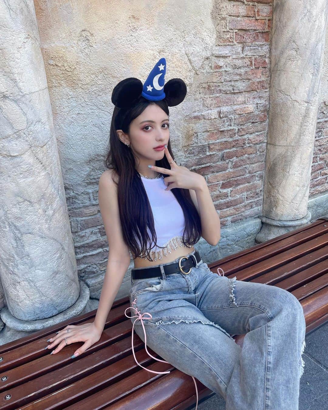 エブラヒミ椎菜のインスタグラム：「暑すぎて着替えちゃった🎧🦋 ミッキーのカチューシャ初めてかも Tops: @zara  Pants: @shein_japan 【14637721】 Belt: @hm  ⁡ #ディズニーコーデ #ディズニー #ディズニーシー #ミッキーコーデ #ディズニーフード #instagram #instagood #instalike #ootd #좋아요그램 #좋아요반사 #좋아요테러 #좋반 #오오티디룩#いいね返し #단발머리 #미용실 #데일리룩 #머리스타그램 #좋아요폭탄 #팔로우미 #셀카 #셀끼꾼 #01년 #01」