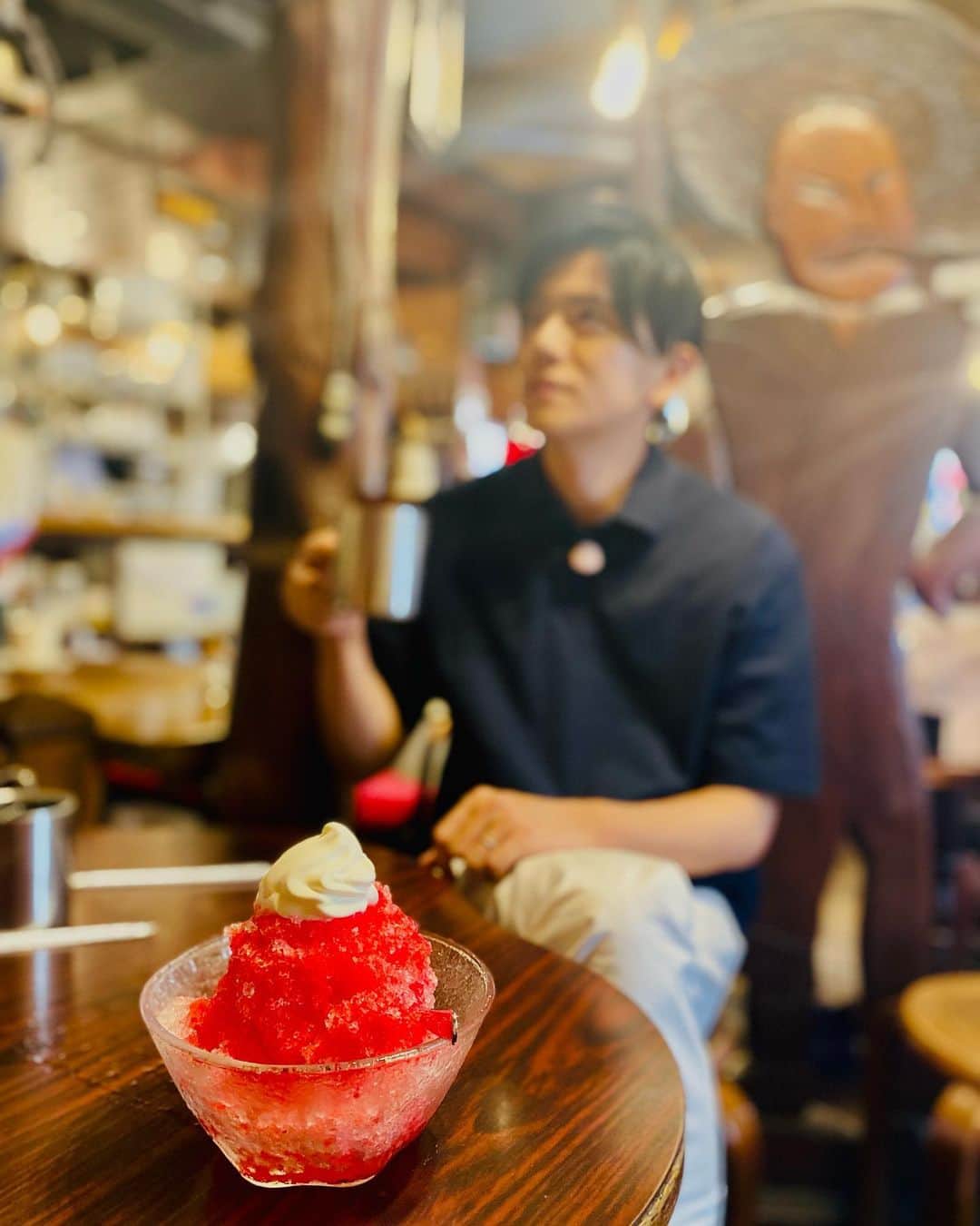 青木源太のインスタグラム：「真夏のロケの休憩時間に。  今日は珍しく名古屋で2本の仕事が重なりました。とても蒸し暑かったので、休憩時間にお邪魔した喫茶店では、カキ氷とアイスコーヒーでクールダウンの時間を作りました。さすがは喫茶店王国愛知県。街を歩けばすぐに素敵な喫茶店が見つかりますね。  1本目は東海テレビ「スイッチ」のロケ。今日巡ったお店では、母娘で楽しそうに食事をする親子にインタビューをさせていただきました。会話を弾ませながら笑顔で食事をしている姿は遠くから見ていても微笑ましくて、インタビュー後もナゾの親戚のおじさん目線で眺めてしまいました。  2本目はメ〜テレ「レコメシ 〜自慢のひとさら〜」のナレーション。いつもは東京で収録していますが、今日は名古屋のスタジオで。普段会えないスタッフの方々やキリンビールの担当者の皆さんとお会いできて、とても有意義な時間でした。毎週金曜日19:54〜、メ〜テレで放送しています。是非ご覧ください。  #スイッチ#東海テレビ#そういえば今朝#局内で流星くんに偶然会った#横浜流星#イェーイ#レコメシ#メ〜テレ#麒麟#キリン#キリン一番搾り#生ビール#雑味のない味わい」