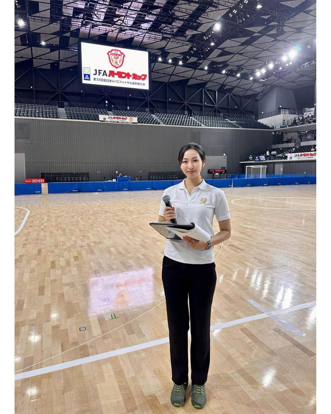 神戸麻衣のインスタグラム：「【JFA バーモントカップ🏆 第33回全日本U-12フットサル選手権大会⚽️】  エキシビションマッチでMCでした🎤  U12の試合の間で行われたこのエキシビションマッチは、元サッカー日本代表、元なでしこジャパン、元フットサル日本代表、Fリーグ選手、監督など、、、 総勢20人の豪華ゲストとフットサル対戦できるスペシャルなイベント😳👏 4ピッチに分かれて各11試合が行われました🙌  私もゲームの実況をしながら楽しく観させていただきました☺️✨  予選からここまで勝ち上がってきたチームはもちろん凄いし、こんなスペシャルなイベントを企画する運営さんも本当にすごい🙌 プロの技を体感できてU12の選手達もたくさん刺激を受けたのでは😉 私も熱が入りました〜✊  ランチはクリスマス亭で、オムハヤシと白いコーヒーゼリー🍽️ かわいい一軒家の洋食屋さんで他にも食べたいメニューがたくさんありすぎた❣️  #司会 #mc #モデル #model #リポーター #ナレーター #reporter #ナレーション #スポーツmc  #イベント #イベントmc #神戸麻衣 #バーモントカップ #フットサル #フットサル大会」