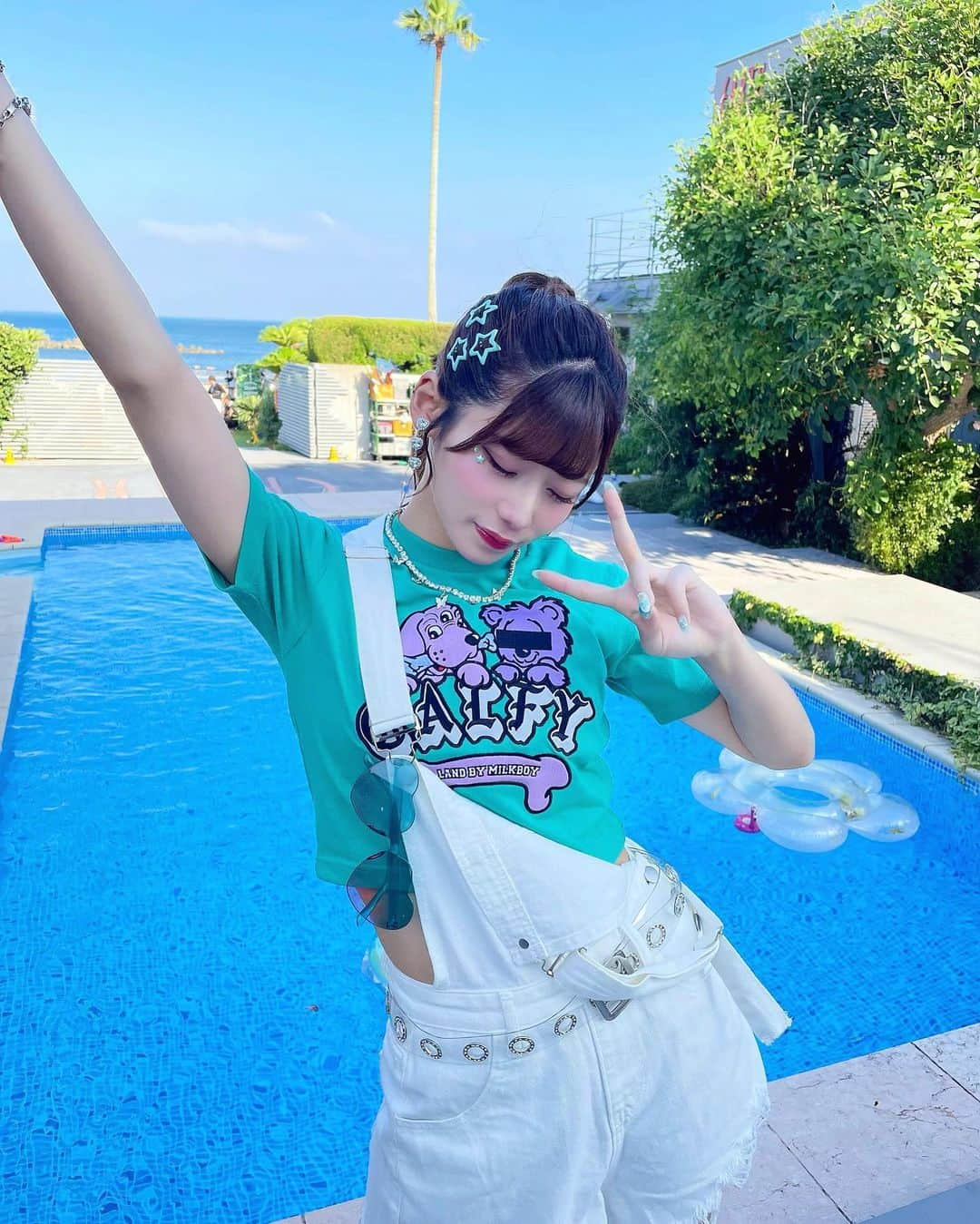 菖蒲まりんのインスタグラム：「ガルフィーにこの夏は染まったかもしれん꒰ᐡ⸝⸝ ⭐︎ ·̫ ⭐︎ ᐡ꒱   #GALFY #MILKBOY #サロペット  #夏 #Summer #fashion #海辺 #海の家 #プール #pool #ビーチ #ポニーテール #ギミサマ #のんふぃく #新曲 #衣装 #GAL #ギャル」