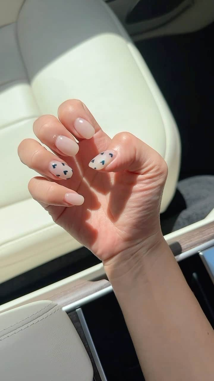 Keikooooooのインスタグラム：「今月のネイル💅 小さなネイビーのハートのドット💙💙💙 久々に凄く気に入ってる😍  #ネイル#今月のネイル#nail」