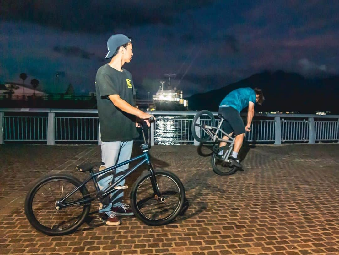 宇野陽介さんのインスタグラム写真 - (宇野陽介Instagram)「鹿児島県　@1999funride  の社長　脇野さんは、2000年のX-GAMES なサンフランシスコまで応援に来てくれたり昔しからお世話になってる先輩です。  現在は、数百万のロードバイクが売れる鹿児島県有数のスポーツバイクSHOPです。  久しぶりに、脇野さんと 愛知県で、良く乗ってた　安楽　とナイトライド。 楽しかった👌  鹿児島でBMX GETするなら FUNRIDEです。  #aresbikes  #bmx #dvsshoes  #madbunny #ug #photography  #photographer  #lumixjapan #lumix  #鹿児島 #funride #サイクリング #ツーリング」8月9日 20時53分 - yorkuno