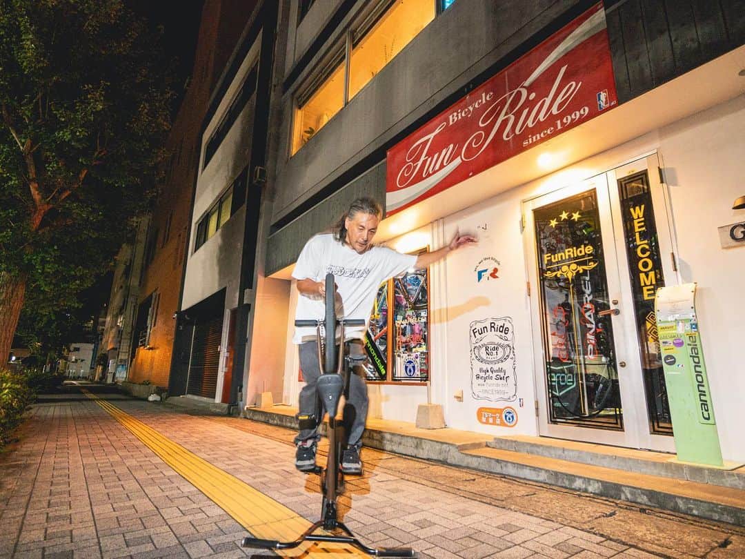 のインスタグラム：「鹿児島県　@1999funride  の社長　脇野さんは、2000年のX-GAMES なサンフランシスコまで応援に来てくれたり昔しからお世話になってる先輩です。  現在は、数百万のロードバイクが売れる鹿児島県有数のスポーツバイクSHOPです。  久しぶりに、脇野さんと 愛知県で、良く乗ってた　安楽　とナイトライド。 楽しかった👌  鹿児島でBMX GETするなら FUNRIDEです。  #aresbikes  #bmx #dvsshoes  #madbunny #ug #photography  #photographer  #lumixjapan #lumix  #鹿児島 #funride #サイクリング #ツーリング」