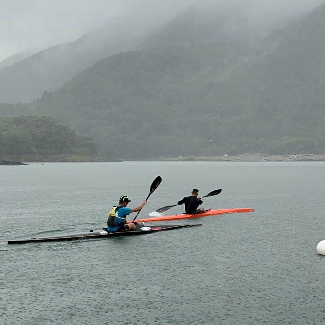 三浦伊織のインスタグラム：「. 8月4日〜8月7日まで全中合宿の講師として山梨県精進湖へ行ってきました🛶  みんなが真剣に取り組む姿勢に刺激を貰い、自分もさらに頑張りたいと思いました‼︎  また、パドル表面劣化の相談を真澄さんにしたところリペアして頂きました。  合宿で乗艇がある事も考慮して貰い、夜2時間ほどで仕上げ✨  大切に使っていきたいです。 さすが職人さんです🙇‍♂️ @tack_canoe_works  @masumi_tack.ceo   ありがとうございました🙋‍♂️  #workout #canoesports #kayaksprint #パドルスポーツ #山梨県 #精進湖 #合宿 #中学生 #村浜荘 #職人 #職人技」