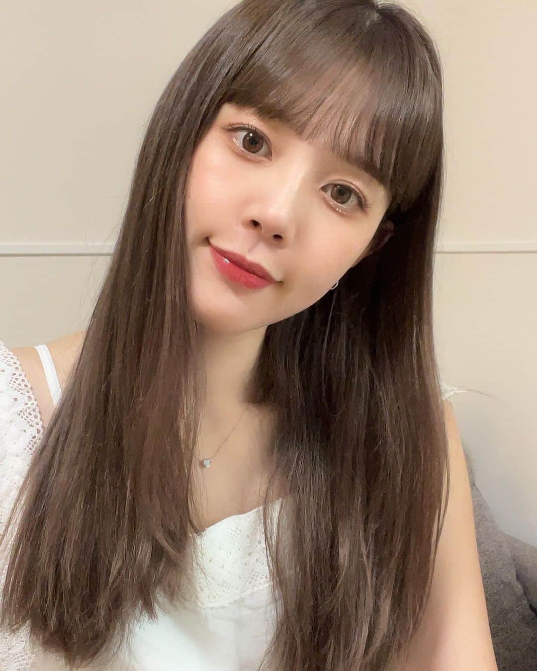 目見田早弥子のインスタグラム：「欲しかったリップをやっとGETした~💘💦 rom&ndのグラスティングウォーターグロス 00番 それと気になってたLakaの フルーティーグラムティント 111番も購入しました🍒 しばらく粘膜系の 生まれたての色みたいなのにハマってたんやけど ここ最近濃い目のハッキリしたリップがマイブームで 今まで持ってるものより濃い色に目がいきがち🎀 どうやろう？似合ってますか？ 個人的には気に入ってる🥺💖  このリップたちは 「バニラVisaギフトカード」で購入したよ🍨  💭バニラVisaギフトカードとは？ Visaマークのあるお店でお買い物に利用できる Visaのプリペイド式ギフトカードです💳 クレジットカード払いと同じ利用方法なのでお支払いも簡単🎶 なによりVisaだから使えるお店も本当に多くて便利なんです💫 ネットショッピングでも利用できるよ~！(Visaを選択)  バニラカードはVisaギフトオンラインストアで購入が可能で 熨斗を無料でつけることができるので お祝いやプレゼントにぴったりです☺️ 結婚、出産、引っ越し、入学・卒業、誕生日など 様々なシーンで選ばれていて プレゼントする側は準備がラクだし もらう側に本当に欲しいものを買ってもらえるから とても良いなと思った！👏🏻 ギフトで商品券贈ることがよくあると思うけど、 商品券だと利用できる店舗が限られてたりして 使うの躊躇することが多くて... バニラカードはVisaのクレジットカードと同じ扱いだから 実際に利用してみて、どこでも簡単に使えるのが ほんとに便利でした！🫶🏻 気になる方は @vanillavisa_giftcard の プロフィールのリンクから オンラインストアをチェックしてみてください🪽 #バニラVisaギフトカード#バニラVisa#pr#結婚祝い#出産祝い#誕生日プレゼント」