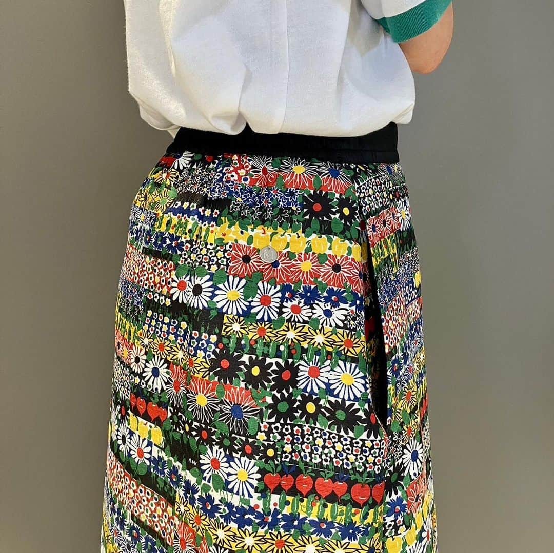 BEAMS JAPANさんのインスタグラム写真 - (BEAMS JAPANInstagram)「. 【WOMENS STAFF STYLING】  気軽に使える合わせやすいリンガーTは、夏の装いに大活躍してくれます。レイヤードしやすい巻きスカートの下にデニムパンツを合わせました。 Staff 153cm  ＜MUVEIL＞ Mix Flower Skirt ¥35,200-(inc.tax) Item No.61-27-0266  ＜Champion＞×＜BEAMS BOY＞ Linger T-shirt Special ¥4,290-(inc.tax) Item No.13-04-0100  BEAMS JAPAN 3F ☎︎03-5368-7317 @beams_japan #muveil #champion #beams #beamsboy #raybeams #beamsjapan #beamsjapan3rd #beamsjapanwomens #beamsstaffstyling Instagram for Womens staff stylings Blog for Recommended」8月9日 20時48分 - beams_japan