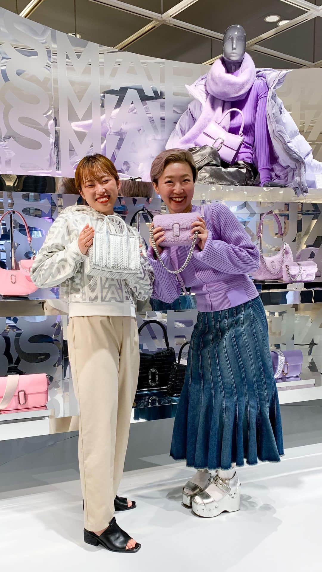 のインスタグラム：「FALL COLLECTION MARC JACOBS POP-UP SHOP Until 8/15 At Cotocoto stage31  「マーク ジェイコブス」“RUNWAY TO REALITY”FALL 2022 Runway Collectionからインスパイアされた、メタリックシルバー、淡いパープルやピンクなど遊び心あふれるカラーを纏ったアイテムが揃うポップアップストアを開催。  ボリュームのあるダウンやデニムジャケットの他、カーブしたフォルムがエレガントな新作バッグや、アイコニックなプラットフォームブーツなど、トータルコーディネートを楽しめるコレクションが登場。  インスタライブアーカイブをお楽しみください！ 詳しくはプロフィールURLをチェック！@hankyumode  #MARCJACOBS #マークジェイコブス #hankyumode #hankyu #阪急百貨店 #阪急うめだ本店 #うめはん #ファッション #シューズ #秋服 #23aw #バッグ #hankyumodeコトコト31 #hankyumode23aw wear #hankyumode23amshoes #hankyumode23awbag」