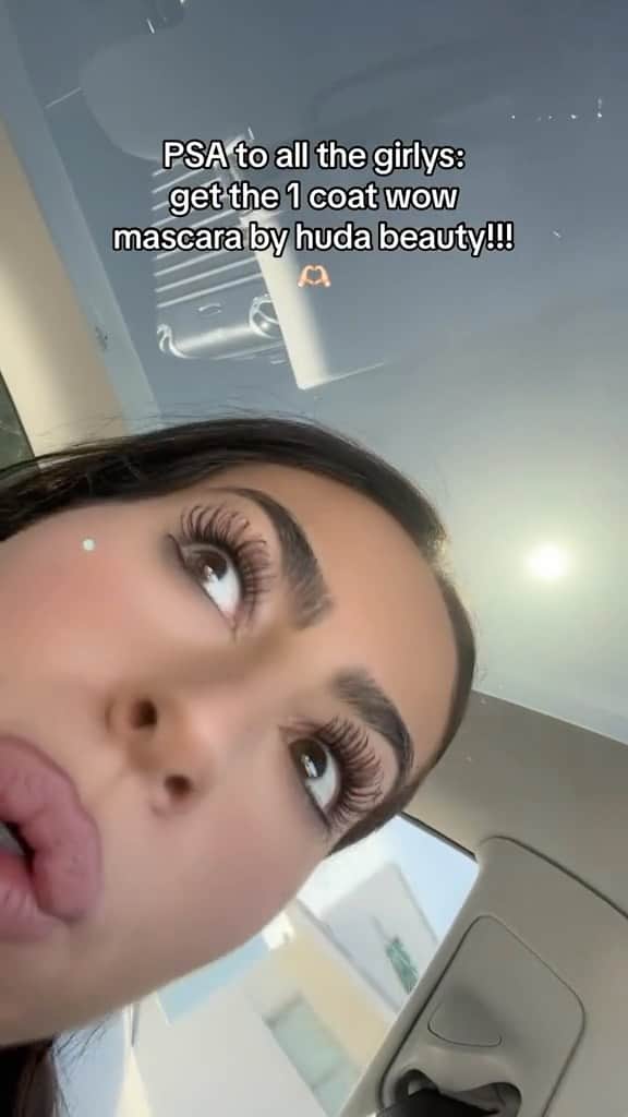 Huda Kattanのインスタグラム：「WOOOWW those lashes!! 😱 🔥 @miriammoryou Thank you for the video my love!! ❤️❤️❤️ Why are the girlies raving about our #HudaBeautyOneCoatWow Mascara? Psst, its the dual-shaped wand! 💬  A single dip into the bottle grabs enough product to coat both eyes’ lashes, giving you instant volume, curl & length.🔥  No fuss, just fabulous lashes in a snap.💥👁️‍🗨️」