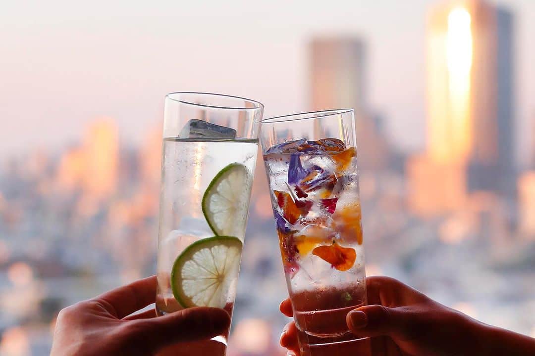 THE WESTIN TOKYO | ウェスティンホテル東京のインスタグラム：「<English follows> スカイラウンジ「コンパスローズ」では、8月18日（金）まで平日の15:00~19:00（90分制）限定で『フローズンマルガリータ』や『季の美 ジン ソニック』などの夏らしいドリンクをフリーフローでお楽しみいただけます🍸  ホテル最上階から眺める都心の景色と共に、夏の特別なひとときをお過ごしください。  フリーフロープラン『SUMMER SKY HOURS』の詳細はプロフィールのリンクより  Escape from the sweltering summer heat and enjoy a curated selection of summer cocktails and draft bear alongside stunning views of the city from the top of the hotel.  Available until August 18 on weekdays only, join us at The Compass Rose and enjoy the "Summer Sky Hours" a free-flowing menu between 15:00 - 19:00.   More details via our bio link  #アルコール #ウェスティン東京 #ウェスティンホテル東京 #ウェスティン #ホテル #日本 #東京 #恵比寿 #季の美 #ジン ソニック #バーテンター #バー #カクテル #フローズンマルガリータ #ジンカクテル #TheWestinTokyo #WestinTokyo #westin #hotel #gincocktail #mixologist #bartending #bar #cocktail #hotellife」