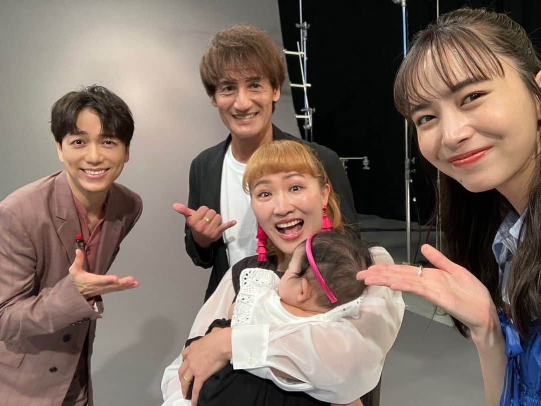 日本テレビ「おしゃれイズム」さんのインスタグラム写真 - (日本テレビ「おしゃれイズム」Instagram)「‪#育三郎s_eye‬  収録の合間に @ikusaburo_yamazaki が番組専用スマホでゆる〜く写真撮影していくこの企画。 今回カメラロールに残されていたのは…  ゲスト #丸山桂里奈 さんと夫 #本並健治 さんそして生後5ヶ月！ぷくぷくちゃん👶との収録後の自撮り💓  バラエティで見る表情とまた違う家族との笑顔でハッピーが溢れてます🙌 本並さんのかっこいいポーズも気になりますが🤙笑 大変なことも包み隠さず赤裸々トークで共感した方も多いのでは…💐 みんなで頼りあって生きていきましょう〜🫧  #見逃し配信はTVerとhuluで #山崎育三郎 #井桁弘恵 #おしゃれクリップ‪」8月9日 20時51分 - oshare_clip_ntv