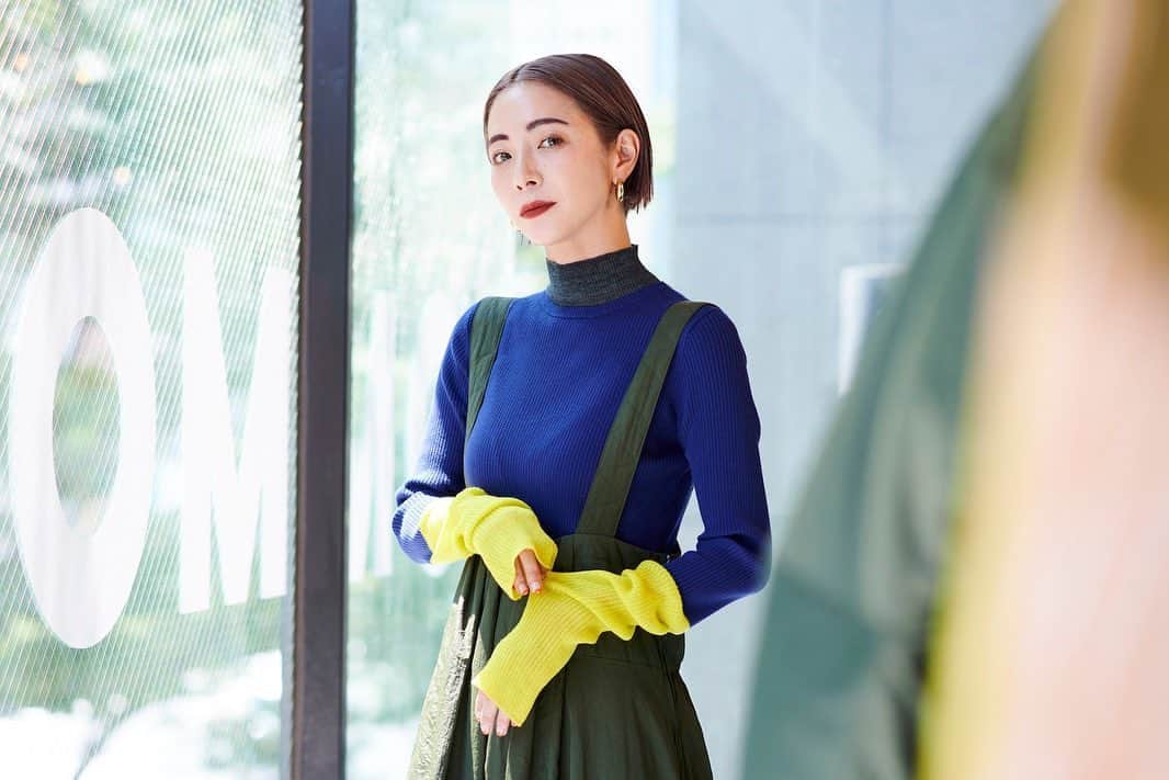 のインスタグラム：「インタビュー：荻原桃子「鎌倉が私を変えた」　新ブランド「OMMO」や家族、新生活について語る  マークスタイラーの「ムルーア（MURUA）」や「アンスリード（UN3D.）」でクリエイティブ・ディレクターなどを歴任した荻原桃子がこの秋、アパレルブランド「オーエムエムオー（OMMO）」をスタートする。荻原はガールズ＆ウィメンズ市場をけん引してきたブランドを立て続けに成功させ、独自のクリエイティブ力を磨いてきた。今年春に長男の進学を機に、家族で鎌倉へ移住。新生活を充実させる中、40歳を目前にした彼女の新たなステージに迫る。  ――あらためて、「オーエムエムオー」はどんなブランド？  荻原桃子（以下、荻原）：30〜40代女性に向けて、カットソーやニット、ワンピースなど、着やすい素材感を追求したアイテムをメーンに構成していきます。私自身家族でアウトドアを楽しむことも増えて、鎌倉で生活し始めてからは動きやすさや着心地を重視したウエアを好むように。これまではジャケットやシャツ、パンプスといった都会的なスタイルを多く提案してきましたが、あらためて“今の自分が着たい服”を作りたいと思い始めたんです。それも「オーエムエムオー」立ち上げのきっかけの一つです。  アウトドアシーンでも最適なはっ水ナイロン素材や伸縮性のあるやわらかいカットソー素材など、アクティブに動きやすいストレスフリーなテキスタイルを多く採用しています。ボトムスは、スニーカーやビーチサンダルにも合う丈感や自転車や車を乗り降りしやすいボリューム感にもこだわりました。また、特徴としてきたカラーパレットは、アウトドアシーンで馴染みやすい色をセレクト。これまで使ってこなかったベージュ系は私自身もとても新鮮に感じています。ビジネスとしては大きく成長させたいとは考えてなくて、卸しなどせず、自社ECのみで販売。自分で育てられるスケールの中で展開していく予定です。毎月3つのコーディネートを提案できるよう、10型程度を新しく発表します。  インタビュー全文は @wwd_jp プロフィールのリンクから  PHOTO SHUHEI SHINE  #荻原桃子#OMMO#インタビュー#ファッションブランド#ファッションデザイナー#ファッション#MURUA#UN3D」