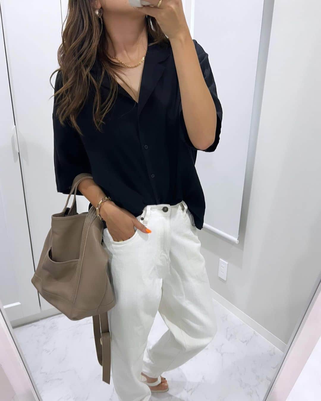 のインスタグラム：「最近ハイウエストより ローライズがゆるっとして好き😚  と言うか 海外のファッショニスタ達が ローライズ履いてるから 可愛くて可愛くて😚😚  何年か前のサルエルデニム 懐かしい〜なぁ〜 リバイバルだわ〜😋」