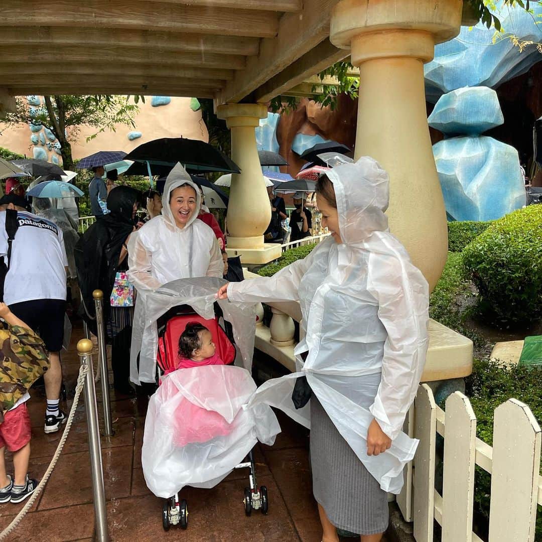 エリナ シルカさんのインスタグラム写真 - (エリナ シルカInstagram)「Tokyo Disneyland in the rain ✌️ 先月、ハワイのお友達とサプライズディズニー！双子にはて東京に行くことも、ディズニーに行くことも、誰に会うにも全て内緒にしてた🤫　ランド内であった時はビックリしすぎて双子ぽっかーんとしてたなー笑 午前中は大雨で散々だったけど…😂　そのおかげで空いてたから乗り物乗り放題！午後からは晴れてパレードもベストポジションでみれた！ 私もお友達と喋り倒した、最高な1日でした(^^)」8月9日 21時02分 - laura_elina_ymd
