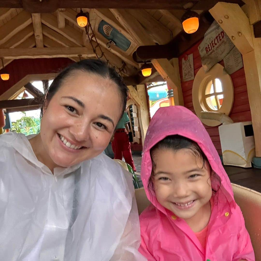 エリナ シルカさんのインスタグラム写真 - (エリナ シルカInstagram)「Tokyo Disneyland in the rain ✌️ 先月、ハワイのお友達とサプライズディズニー！双子にはて東京に行くことも、ディズニーに行くことも、誰に会うにも全て内緒にしてた🤫　ランド内であった時はビックリしすぎて双子ぽっかーんとしてたなー笑 午前中は大雨で散々だったけど…😂　そのおかげで空いてたから乗り物乗り放題！午後からは晴れてパレードもベストポジションでみれた！ 私もお友達と喋り倒した、最高な1日でした(^^)」8月9日 21時02分 - laura_elina_ymd