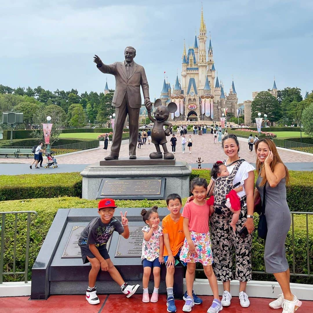 エリナ シルカさんのインスタグラム写真 - (エリナ シルカInstagram)「Tokyo Disneyland in the rain ✌️ 先月、ハワイのお友達とサプライズディズニー！双子にはて東京に行くことも、ディズニーに行くことも、誰に会うにも全て内緒にしてた🤫　ランド内であった時はビックリしすぎて双子ぽっかーんとしてたなー笑 午前中は大雨で散々だったけど…😂　そのおかげで空いてたから乗り物乗り放題！午後からは晴れてパレードもベストポジションでみれた！ 私もお友達と喋り倒した、最高な1日でした(^^)」8月9日 21時02分 - laura_elina_ymd