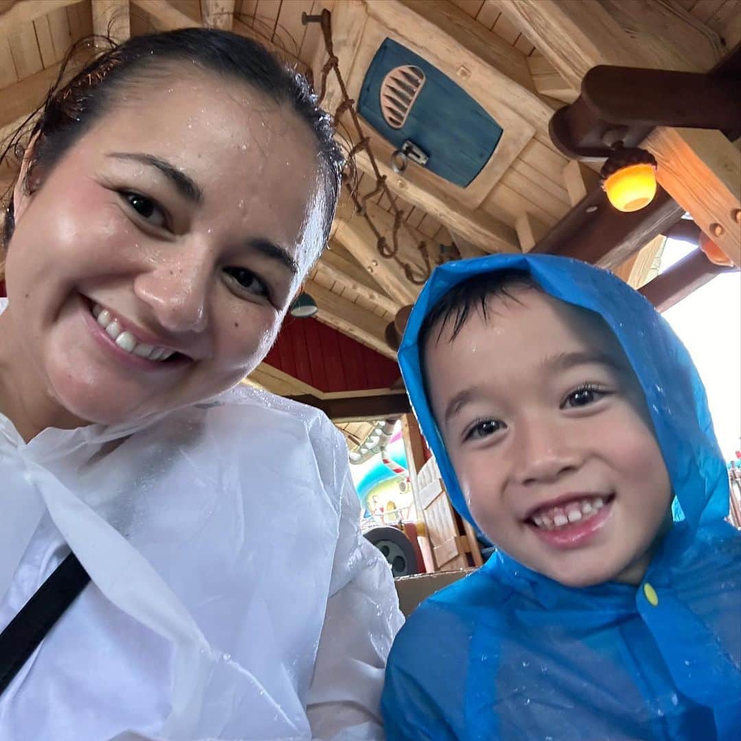エリナ シルカさんのインスタグラム写真 - (エリナ シルカInstagram)「Tokyo Disneyland in the rain ✌️ 先月、ハワイのお友達とサプライズディズニー！双子にはて東京に行くことも、ディズニーに行くことも、誰に会うにも全て内緒にしてた🤫　ランド内であった時はビックリしすぎて双子ぽっかーんとしてたなー笑 午前中は大雨で散々だったけど…😂　そのおかげで空いてたから乗り物乗り放題！午後からは晴れてパレードもベストポジションでみれた！ 私もお友達と喋り倒した、最高な1日でした(^^)」8月9日 21時02分 - laura_elina_ymd