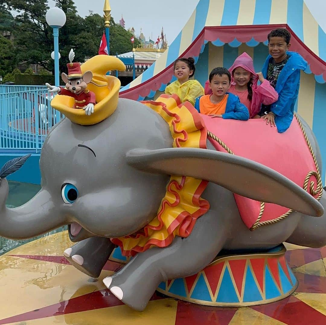 エリナ シルカさんのインスタグラム写真 - (エリナ シルカInstagram)「Tokyo Disneyland in the rain ✌️ 先月、ハワイのお友達とサプライズディズニー！双子にはて東京に行くことも、ディズニーに行くことも、誰に会うにも全て内緒にしてた🤫　ランド内であった時はビックリしすぎて双子ぽっかーんとしてたなー笑 午前中は大雨で散々だったけど…😂　そのおかげで空いてたから乗り物乗り放題！午後からは晴れてパレードもベストポジションでみれた！ 私もお友達と喋り倒した、最高な1日でした(^^)」8月9日 21時02分 - laura_elina_ymd