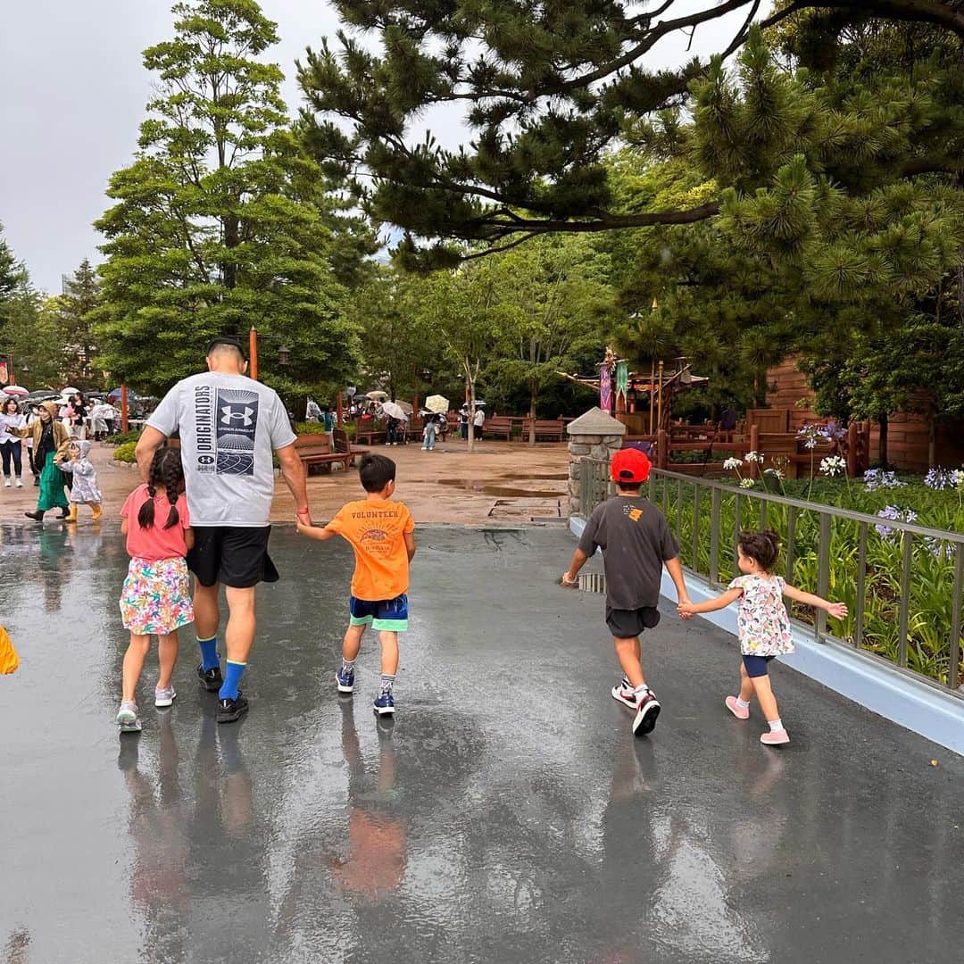 エリナ シルカさんのインスタグラム写真 - (エリナ シルカInstagram)「Tokyo Disneyland in the rain ✌️ 先月、ハワイのお友達とサプライズディズニー！双子にはて東京に行くことも、ディズニーに行くことも、誰に会うにも全て内緒にしてた🤫　ランド内であった時はビックリしすぎて双子ぽっかーんとしてたなー笑 午前中は大雨で散々だったけど…😂　そのおかげで空いてたから乗り物乗り放題！午後からは晴れてパレードもベストポジションでみれた！ 私もお友達と喋り倒した、最高な1日でした(^^)」8月9日 21時02分 - laura_elina_ymd