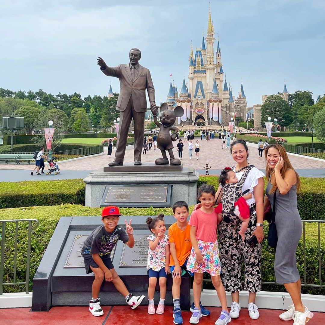 エリナ シルカのインスタグラム：「Tokyo Disneyland in the rain ✌️ 先月、ハワイのお友達とサプライズディズニー！双子にはて東京に行くことも、ディズニーに行くことも、誰に会うにも全て内緒にしてた🤫　ランド内であった時はビックリしすぎて双子ぽっかーんとしてたなー笑 午前中は大雨で散々だったけど…😂　そのおかげで空いてたから乗り物乗り放題！午後からは晴れてパレードもベストポジションでみれた！ 私もお友達と喋り倒した、最高な1日でした(^^)」