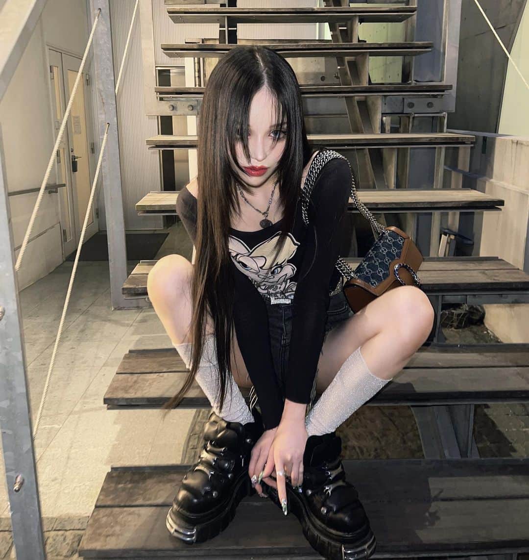 chiiiiiのインスタグラム：「🫗🌫𝐿𝑎𝑦𝑒𝑟𝑒𝑑 ℎ𝑎𝑖𝑟 𝑠𝑡𝑦𝑙𝑒🌫✂︎ 動きが出て可愛い💔  Tops､小5の時に 買ってもらったやつ👧🏻🎀 かばんあきっぱですね」