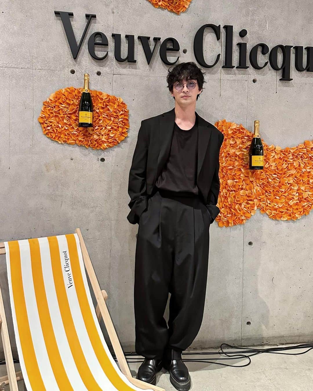 ロビンのインスタグラム：「Beautiful party  歴史でも魅了された素敵なVeuve Clicquot、ひと段落したら 家で開けよう　  期間限定イベント「L’été Jaune with Veuve Clicquot x Nicolai Bergmann」が表参道でオープンするよ〜　  @veuveclicquot  @nicolaibergmann   #LeteJaune #VeuveClicquot #LiveClicquot #ヴーヴクリコ #Sponsored #DrinkResponsibly #PR」