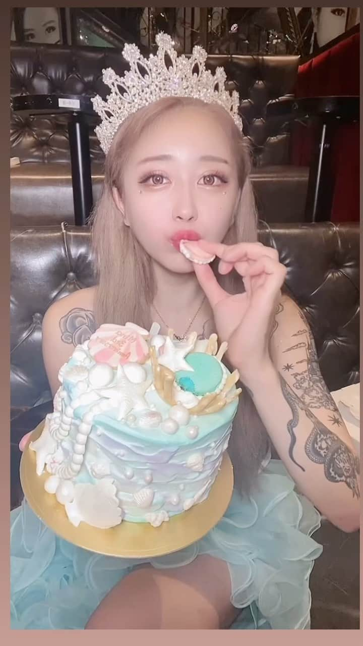 みなのインスタグラム：「はっぴーあにばーさりー💍🎂  営業後のこのソファで、ケーキ食べるの2回目なの、思い出しました。ケーキも発想もかわいくて愛おしい、わたしのお姫様。ありがとう。🩷 みなも、姫だけどね🎀💓」