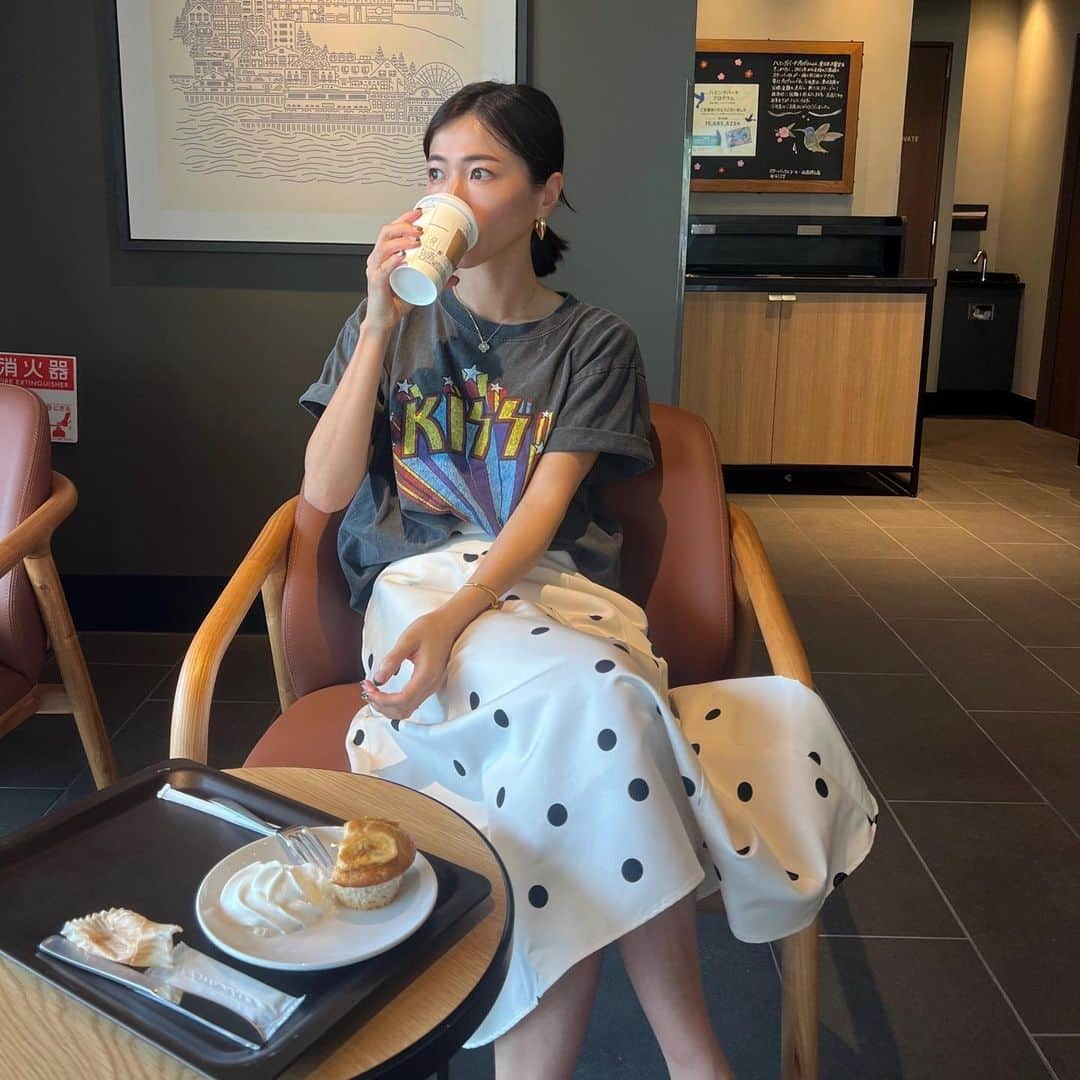 ayu kagawaさんのインスタグラム写真 - (ayu kagawaInstagram)「日常🫶  仕事の合間にcoffee time☕️  @bow.a_official  summer saleはじまってます🍉 夏だけでなく秋にも使えるitemばかり♡  dot skirtも年中履けるしお勧め🫶 カジュアルにも綺麗めにも着れて、すごく気に入ってる♡ 適度にハリがあってとにかく形が綺麗😍  ROCK T×DOT😍🎸⚫️  #fashion #bowa#ボウエー」8月9日 20時57分 - ayuyunyun