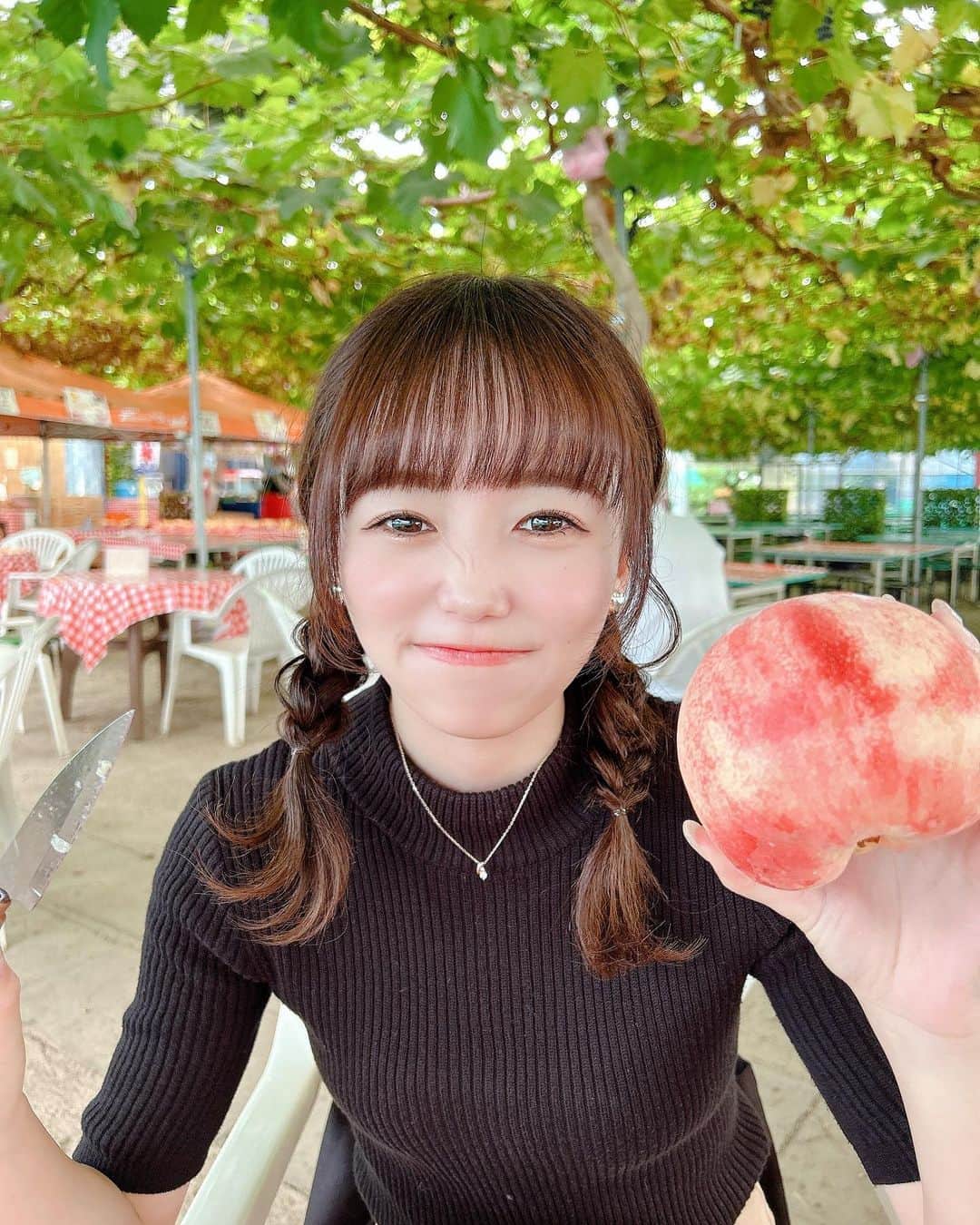 小日向夏実のインスタグラム：「🍑🍑  桃狩りは毎年山梨の農園さんに行ってるよ〜めっちゃ甘くて美味しいの！🎶  #桃狩り #もも #フルーツ #山梨 #観光 #japan #japanesegirl #followｍe #いいね歓迎」