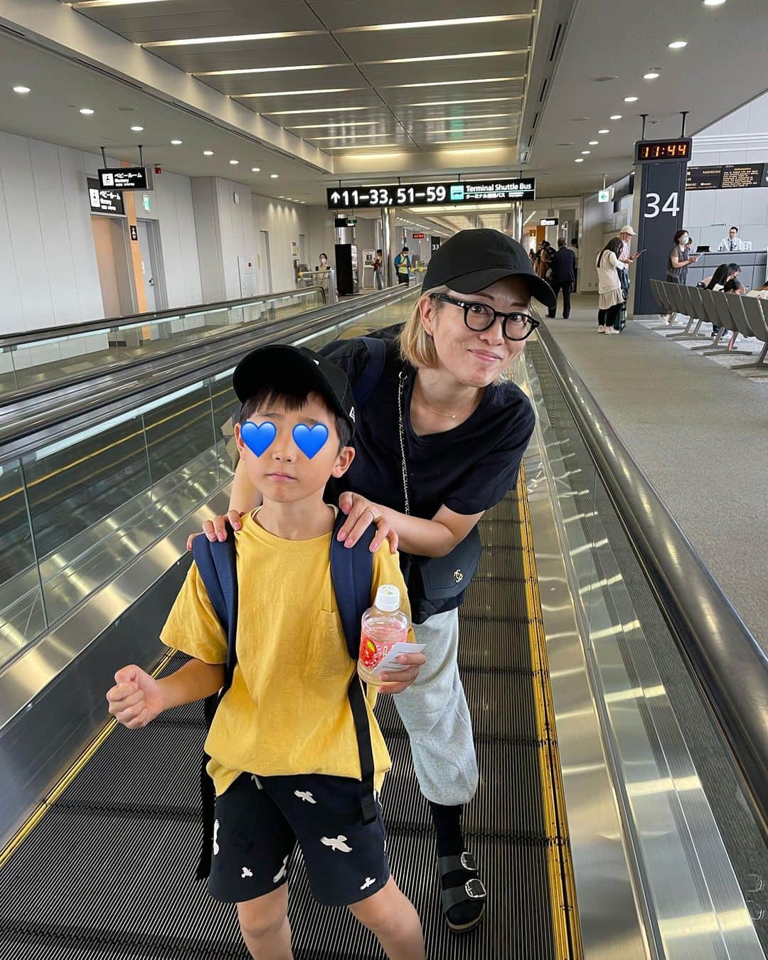 上田麻希子のインスタグラム：「. . 旅行のパッキングや旅行のこと リクエストを頂いていたので 今日頑張ってみましたが、、、 ⁡ 本当リールの編集レベルが 低くてごめんなさい🙏 ⁡ なぜかテキスト消えたり 画像消えたり ⁡ 息子ガン無視でやらなきゃいけなそう だったのでそのままあげちゃいました... ⁡ 休み中はスマホ触るのを控えたいと 思っているのですが リクエストにもお答えしなきゃ、、 との心の格闘（笑）。 ⁡ リクエスト漏れしている投稿あれば DM下さいませ。 ⁡ パッキング撮影全部出来なかったーー 本当ごめんなさい🙏🙏🙏 ⁡ 投稿は思い出写真です。 . . #夏休み #プーケット #旅行 #タイ #子連れ旅行 #思い出 #経験 #ご褒美 #パーソナルお片づけアドバイザー #整理収納アドバイザー #日々の暮らし #暮らしを楽しむ #子育て」