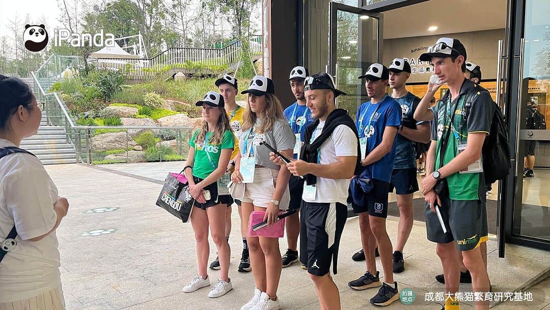iPandaさんのインスタグラム写真 - (iPandaInstagram)「We invited a group of athletes attending the Chengdu Universiade to visit pandas at the Chengdu Research Base of Giant Panda Breeding to help them realize their ‘panda dream’. 🐼 🐼 🐼 #Panda #iPanda #Cute #PandaPic #ChengduPandaBase #FISUGames #PandaKnowledgeAdventure  For more panda information, please check out: http://en.ipanda.com」8月9日 21時00分 - ipandachannel