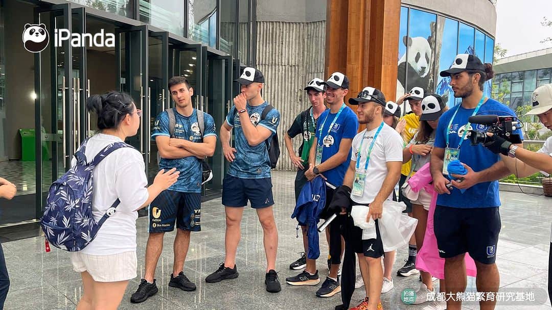 iPandaさんのインスタグラム写真 - (iPandaInstagram)「We invited a group of athletes attending the Chengdu Universiade to visit pandas at the Chengdu Research Base of Giant Panda Breeding to help them realize their ‘panda dream’. 🐼 🐼 🐼 #Panda #iPanda #Cute #PandaPic #ChengduPandaBase #FISUGames #PandaKnowledgeAdventure  For more panda information, please check out: http://en.ipanda.com」8月9日 21時00分 - ipandachannel