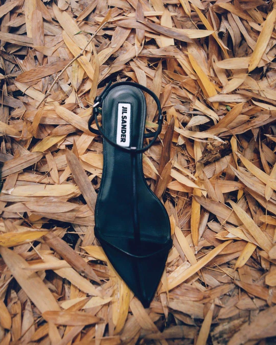 ジルサンダーのインスタグラム：「#JILSANDER Flat Sandals, Kyoto, Japan 2023 @nikkimcclarron  #JilSanderbyLucieandLukeMeier」