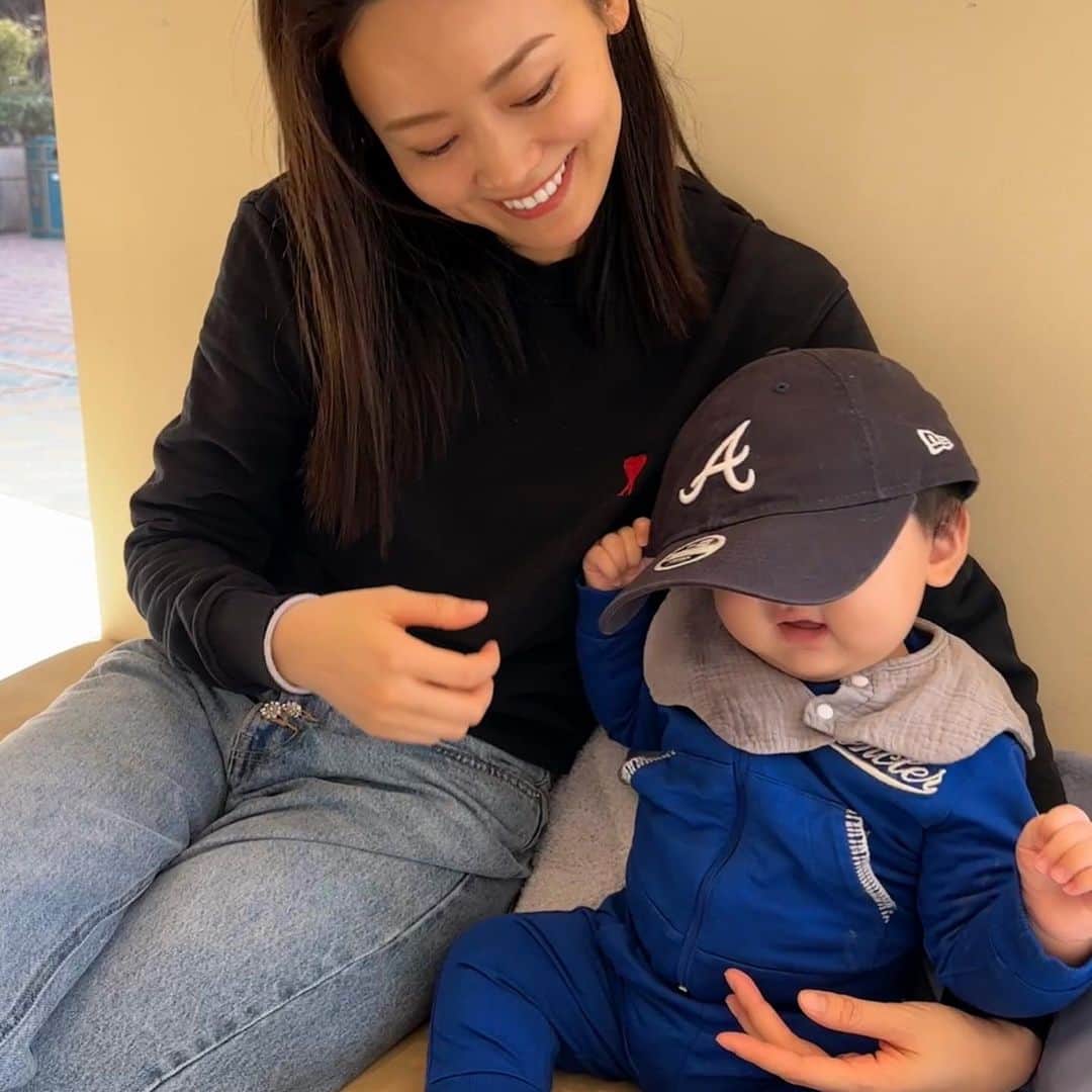 のインスタグラム：「懐かしい🥺📷去年の写真…まだ小さい👶　あの日から　どんどん大きくなってきて、成長スピードが早すぎて寂しいなぁ🥹🍼 寝不足だけど寝顔をみていたくて　もーっと寝不足になる日々…🥱👼  この日に食べたバスクチーズケーキも一緒に載せます🤭🍰🧀  #今日もありがとう  #おやすみなさい」