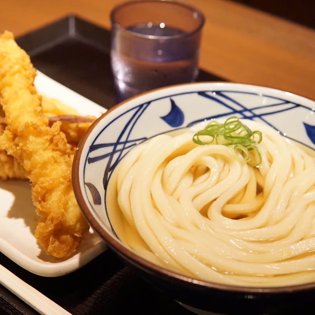 丸亀製麺のインスタグラム：「試してみたい！と思ったら「😋」で教えてください！  700円台で頼めるおすすめの組み合わせ3選をご紹介👇 ガッツリ食べたい日や自分にご褒美をあげたい日に試してみてください🥢  🐓かけうどん＋えび天＋かしわ天（750円）　　 天ぷらをたっぷり楽しむ食べ合わせ！揚げたての天ぷらは、だしで、塩で、天だれで様々な楽しみ方ができますよ♪  🦊きつねうどん＋いなり＋ちくわ磯辺天（770円） じゅわっとだしが広がるきつねあげファンにはおすすめの組み合わせ！磯の香りをまとったちくわ磯辺天がよいアクセントに。  🍛カレーうどん＋れんこん天(730円) ピリッと辛くてスパイシーなカレーはもちもちのうどんにベストマッチ！サクサクほっくりとしたれんこん天を加えればいろんな食感を楽しめます！  ※うどんはいずれも(並)サイズとなります。 ※店内でお召し上がりいただく際の価格となります。  #丸亀製麺 #丸亀うどん #udon #麺 #うどん」