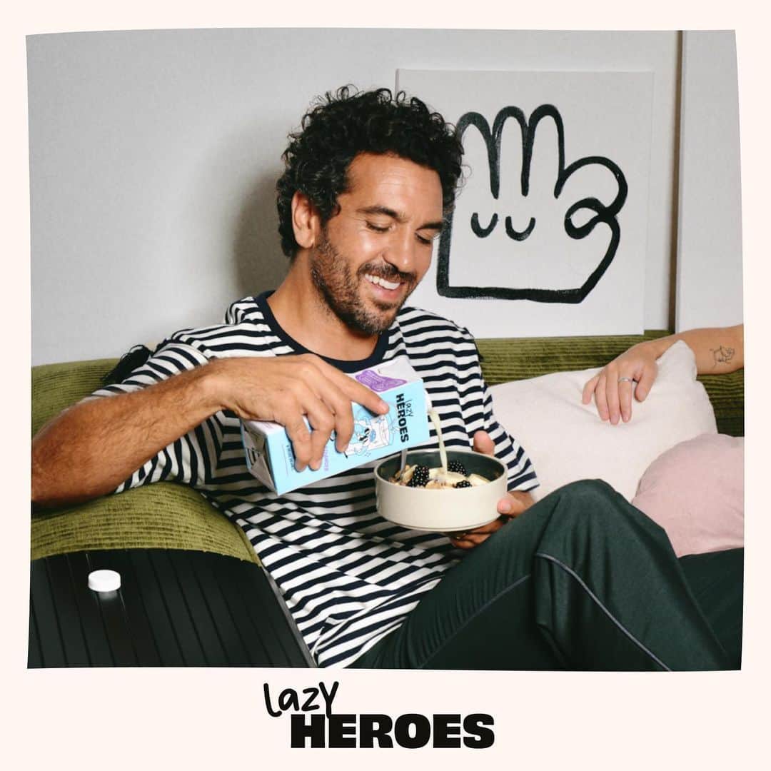 エリヤス・エンバレクのインスタグラム：「💥NEWS NEWS NEWS💥Ich bin super aufgeregt und freue mich total, euch endlich mein Herzensprojekt vorstellen zu dürfen 🤗 Ich habe Lazy Heroes gegründet und es gibt unsere fantastische Hafermilch ab sofort im Supermarkt!😋🙌💚 Mehr Infos findet ihr auf Instagram und TikTok unter @lazyheroes_official🥛🌾」