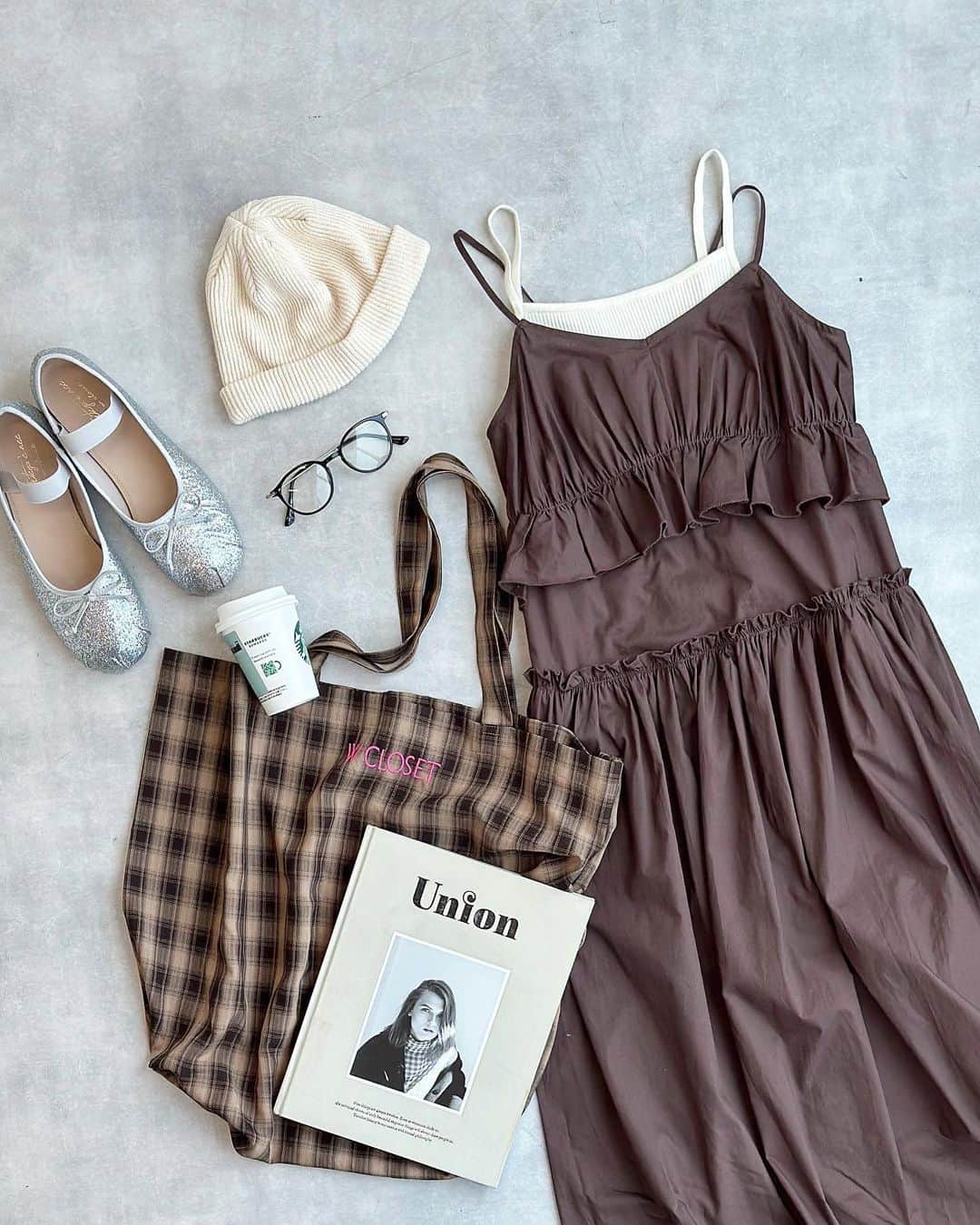 w closetのインスタグラム：「【pick up item】  "可愛いと思ったらいいね♡" _______________  フリルギャザーキャミワンピース ¥7,590 color : オフホワイト　ブラウン　スミクロ　キャメル/ブラウン  ウエストの切り替えがポイントのワンピース フリルをふんだんに使ったガーリーなデザインが可愛い♪  肩紐で長さの調節が可能◎ _______________  #wcloset#wclo_snap#ダブクロ#ダブルクローゼット#トレンドアイテム#カラーコーディネート#秋ファッション#秋コーディネート#コーディネート#秋コーデ#カジュアルコーデ#カラーコーデ#トレンドコーデ#大人カジュアルコーデ#ワンピース #ワンピースコーデ#キャミワンピ#キャミワンピース#キャミワンピコーデ#ギンガムチェック#ギンガムチェック柄#ティアードワンピース #ティアード#秋ワンピ#秋ワンピース#ロングワンピース#ロングワンピ#トートバッグ#エコバッグ#バレエシューズ」