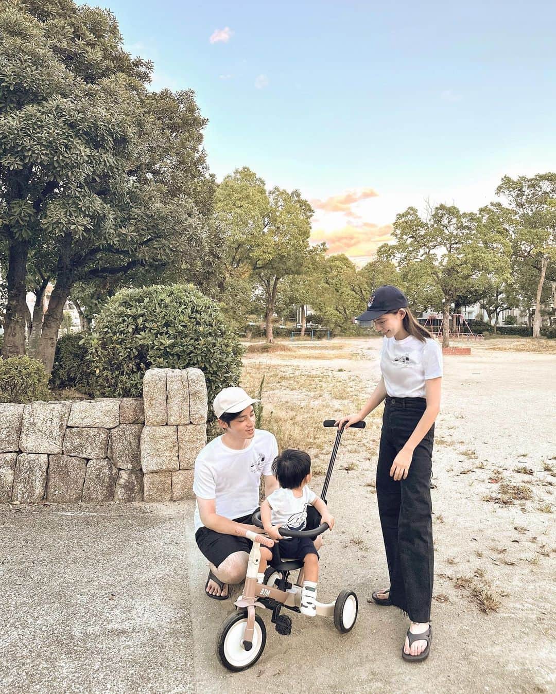 畑有里紗のインスタグラム：「週末どちらかは3人で公園へ👨‍👩‍👦🛝  最近は暑すぎるから夜ご飯食べた後に お風呂までの時間に公園行くことが多いよ〜 息子はミニバイク🏍️が大のお気に入りで わかった瞬間ウキウキして靴履いてくれる🤣♡ 靴履いてもたくさん歩けるようになってきたね✌️  この日はみんなでモノトーンコーデに🖤🤍 いつも愛用してる@petitbateau_jp ×長場さんコラボ🤭 さらっとしてるけど柔らかくて着心地めっちゃいいよ！ さりげないお揃いがまた可愛い♡  👶🏻75㎝　84㎝ 👩160㎝ S size 👨173㎝  L size 着用してるのでサイズ感参考にしてみてね🫶 　 @sho_arii.family  #Sponsored #petitbateau #プチバトー #プチバトーx長場雄 #プチバトーT#Tシャツ #Tシャツコーデ #クルーネックTシャツ#Tシャツコーデ #プチバトー130周年#親子コーデ#むすこ#男の子ベビー#男の子ママ#男の子パパ#となのいる生活」