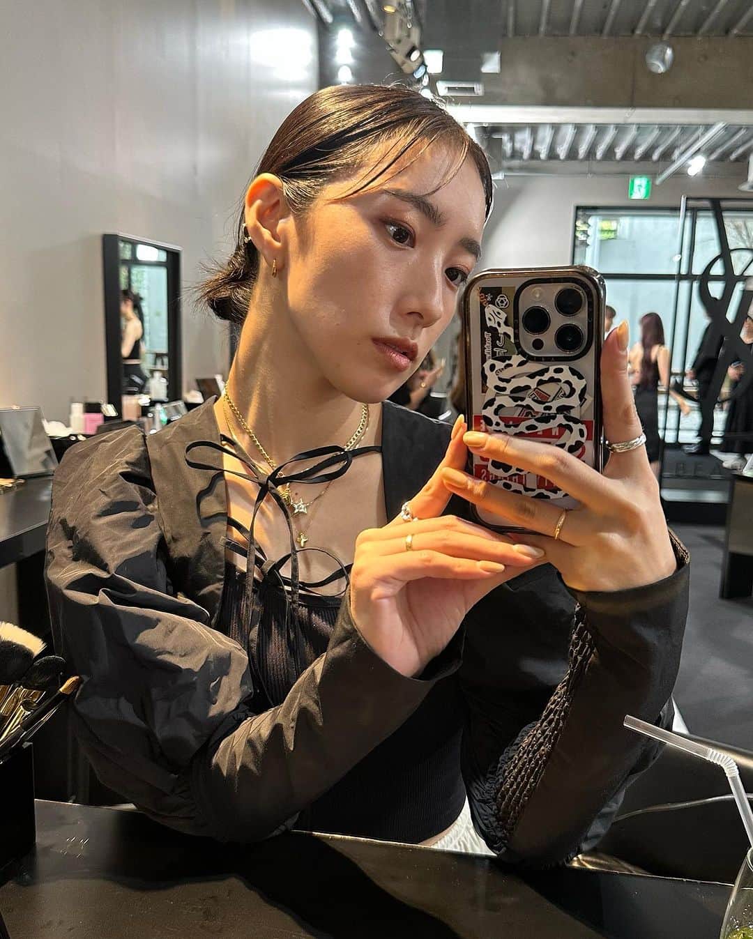 中田クルミのインスタグラム：「ビューティー投稿続きます💁🏻‍♀️ YSL Beauty COUTURE MINI CLUTCH  EVENT Le 57のバッグとおそろいみたいなファンデーション🖤 モロッコをイメージした鮮やかなパレット、モノトーンな服にアイシャドウで思いっきり色を乗せると可愛いです🇲🇦 @yslbeauty #YSL #clutchmyeyes」