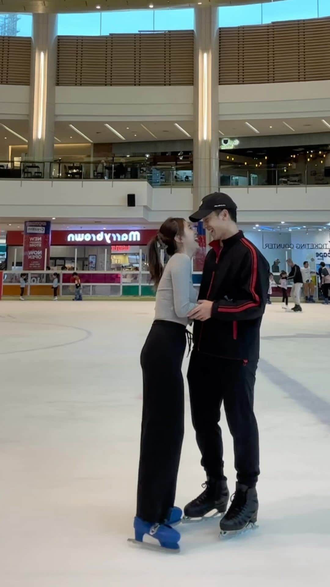 周凱翔のインスタグラム：「When your bf is a figure skater…⛸️ . . U get a free coach 😗 #iceskating #couple #chewkaixiang」