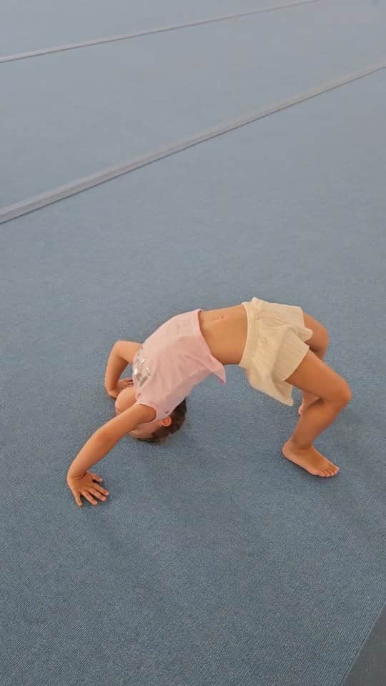 バシリキ・ミロウシのインスタグラム：「My #unstoppable girls❤️ Με τον unstoppable μπαμπά τους @eleftherios_petrounias  #preparation #toddleractivities #toddlers #gymnastics」