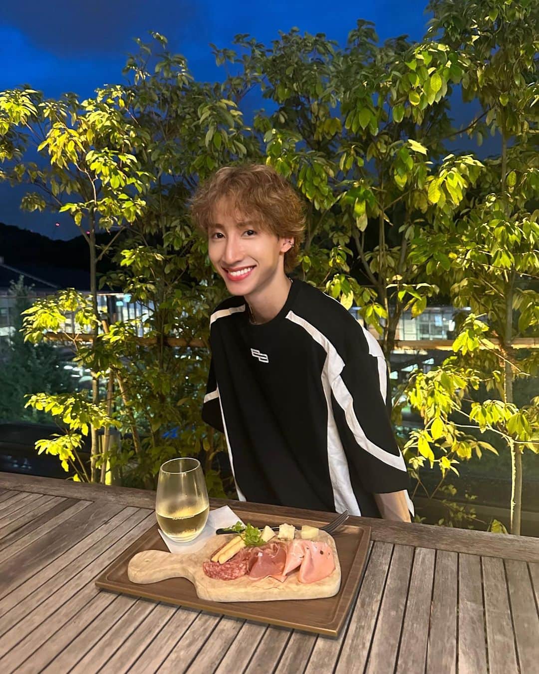 緒形りょうのインスタグラム：「New meeee💐  髪色を変えたよ🫶🏻 I changed my hair color, what do you think🌞  そしてPくんと @eataly.tokyo でアペリティーボしてきたよ🍷❤️💐」