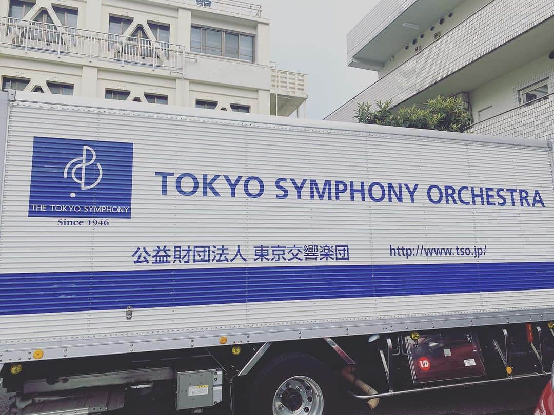 田添菜穂子さんのインスタグラム写真 - (田添菜穂子Instagram)「さて、東京に戻って最初のお仕事は、日曜日のコンサートのリハーサル。 今回は東響さんと指揮は大井剛史さん。 東響さんは、それは素晴らしいディズニーの楽器紹介曲をお持ちで！私は光栄にもナレーションを担当させて頂くことに。 普段は、楽団員の方がやってらっしゃるそう！素晴らしい響きを体に浴びることの出来る幸せなお仕事、日曜日にはさらにアジャストさせてがんばります！  今回のメインは「くまのパディントン」の語り付き組曲で、こちらは大角ゆきちゃんが担当されるのだけど、これがまた名曲で！ ゆきちゃんのお若いながらとてもステキなナレーションとお歌で、感動でした！  その他の曲目等は当日までのお楽しみですが、いずれも東響の皆さまによる迫力の演奏で、とてもワクワクするリハーサルでした！  当日の招待券が当選された幸運な皆様は、ぜひぜひご期待されてお越しくださいませ！  さて、練習場のある大久保駅はエスニックな魅力全開な場所。ベトナム料理やさんで、フォーを食べて帰りました！美味しかった！  #東京都人材支援事業団公益事業  #東京交響楽団 #大井剛史 #大角ゆき #くまのパディントン #くまのパディントンはじめてのコンサート #大久保 #大久保グルメ #ベトナム料理 #フォーガー」8月9日 21時13分 - nahokotazoe