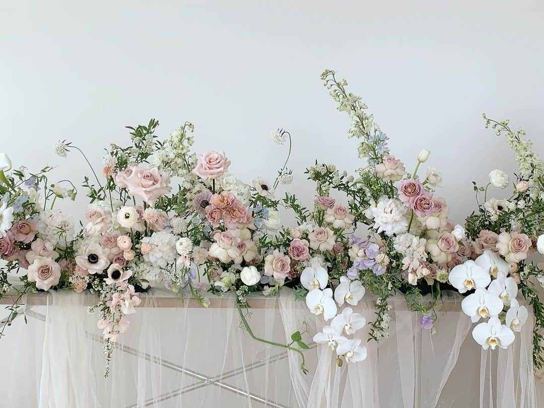 플로리스트 이주연 florist Lee Ju Yeonさんのインスタグラム写真 - (플로리스트 이주연 florist Lee Ju YeonInstagram)「. . Table decoration 🤍 . #테이블데코레이션 #tablesetting #tabledecoration  .  바네스플라워 VANESS FLOWER . Katalk ID vaness52 E-mail vanessflower@naver.com . Paypal payment possible . 서울시 중구 청파로464 브라운스톤서울 101동2806호 📞02-545-6813」8月9日 21時15分 - vanessflower