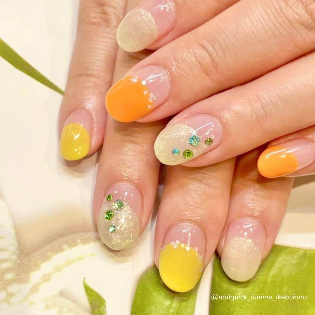 ネイルサロンならネイルクイックさんのインスタグラム写真 - (ネイルサロンならネイルクイックInstagram)「@nailquick⁣ 元気色🧡オレンジネイルをご紹介します´˗⁣ ⁣ 8月シンプル定額ネイル ID:1150⁣ オレンジ色のマーブルにするとまた雰囲気変わりますね🪸⁣ お色の変更無料です💫⁣ ⁣ ⁣ 〰️🏷①②まいめ⁣ @nailquick_oizumigakuen ⁣ ネイルクイックグランエミオ大泉学園店⁣ ⁣ ⁣ 〰️🏷③まいめ⁣ @nailquick_aobadai ⁣ ネイルクイック青葉台店⁣ ⁣ ⁣ 〰️🏷④⑤まいめ⁣ @nailquick_lumine_ikebukuro⁣ ネイルクイックルミネ池袋店⁣ ⁣ ⁣ 〰️🏷⑥まいめ⁣ @nailquick_lusca_chigasaki⁣ ネイルクイックラスカ茅ヶ崎店⁣ ⁣ ⁣ 〰️🏷⑦まいめ⁣ @spanail_otemachi ⁣ スパネイル大手町店⁣ ⁣ ⁣ 〰️🏷⑧まいめ⁣ @nailquick_marubiru ⁣ ネイルクイック丸ビル店⁣ ⁣ ⁣ 〰️🏷⑨まいめ⁣ @nailquick_atre_kameido⁣ ネイルクイックアトレ亀戸店⁣ オレンジのシェルが差し色になって可愛🍊⁣ ⁣ ⁣ ⋱⋰ ⋱⋰ ⋱⋰ ⋱⋰ ⋱⋰ ⋱⋰ ⋱⋰⁣ ⁣ デザインに使われているカラー、ストーン、パーツ等に関しましては、店舗によって在庫状況が異なります。⁣ 在庫切れの場合は、似ているカラー、ストーン、パーツをご案内させていただくことがございますので、あらかじめご了承ください。⁣ ⁣ ⁣ パーツの持ち込みOK です🙆🏼‍♀️⁣ ━━━━━━━━━━━━━━━━━━⁣ 📲@nailquick ネット予約のメニュー⁣ ⁣ 【ハンド】ジェルコース＋フレンチなどお好みのアート両手4本以上（税込8800円＋アート代別）（目安:1時間45分） ⁣ ━━━━━━━━━━━━━━━━━━⁣ ⁣ ⁣ ⋱⋰ ⋱⋰ ⋱⋰ ⋱⋰ ⋱⋰ ⋱⋰ ⋱⋰⁣ ⁣ ⁣ 🟫#ネイルサロン は @nailquick⁣ 🟪#ジェルネイル は @nailparfaitgel⁣ ⬜️#ハンドケア には @spanail_product⁣ ⁣ ⁣ ⁣ 🤚🏼✋🏼 #ネイルクイック⁣ ⁣ お爪の健康を考えたネイル専門店⁣ ケア、マニキュア、ジェルネイル、お客さまのご要望やお爪の状態を伺い、一人ひとりにあうメニューをご提供します。⁣ ⁣ ⋱⋰ ⋱⋰ ⋱⋰ ⋱⋰ ⋱⋰ ⋱⋰ ⋱⋰⁣ ⁣ ⁣ #夏ネイル2023 #オレンジネイル #フルーツネイル #夏ネイルデザイン #マーブルネイル #フレンチネイル #グラデーションネイル #ニュアンスネイル #サマーネイル #ネイルパフェジェル #nailquick #orangenails」8月9日 21時16分 - nailquick