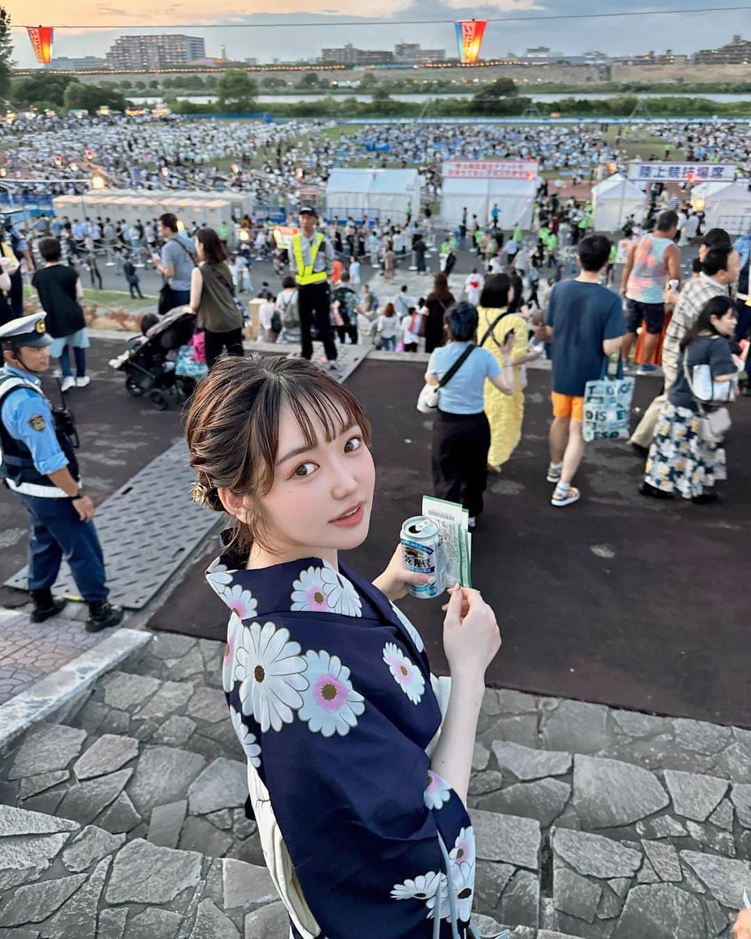 戸田ころね のインスタグラム：「🎆花火大会だいすきなので開催される世界が戻ってきて嬉しい...  いたばし花火大会初めて行ったのですが席も屋台も花火のプログラムも会場の雰囲気全てがとても素敵でした~~  花火の煌めきと胸にくる音は生でしか感じられない良さがあるね、行って良かった♩  #いたばし花火大会  #花火大会  #花火 #花火師さんありがとう  #浴衣 #浴衣ヘアアレンジ  #浴衣ヘア #浴衣女子  #浴衣コーデ  #浴衣デート  #浴衣アレンジ  #浴衣着付け」