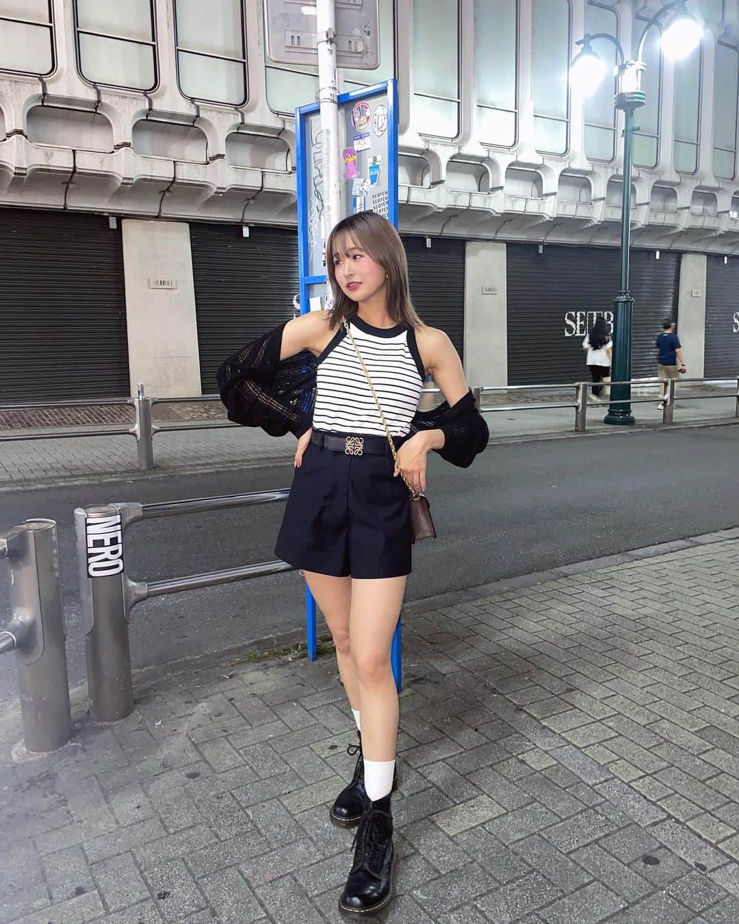 岩間妃南子さんのインスタグラム写真 - (岩間妃南子Instagram)「・ ・ ・ 全身バージョンも載せる📷⭐︎ ・ ドクターマーチンのブーツは久しぶりに履いたけどやっぱり可愛いかった...!!! ・ 黒のカーディガンは去年韓国通販で買ったやつで、今年になってめっちゃ着てる🖤 ・ ・ 夏コーデまだまだ楽しみたい😌 ・ ・ #夏コーデ #ブラックコーデ #キャミソール #drmartens #ドクターマーチン #gucci #shibuya」8月9日 21時18分 - hinako.1116